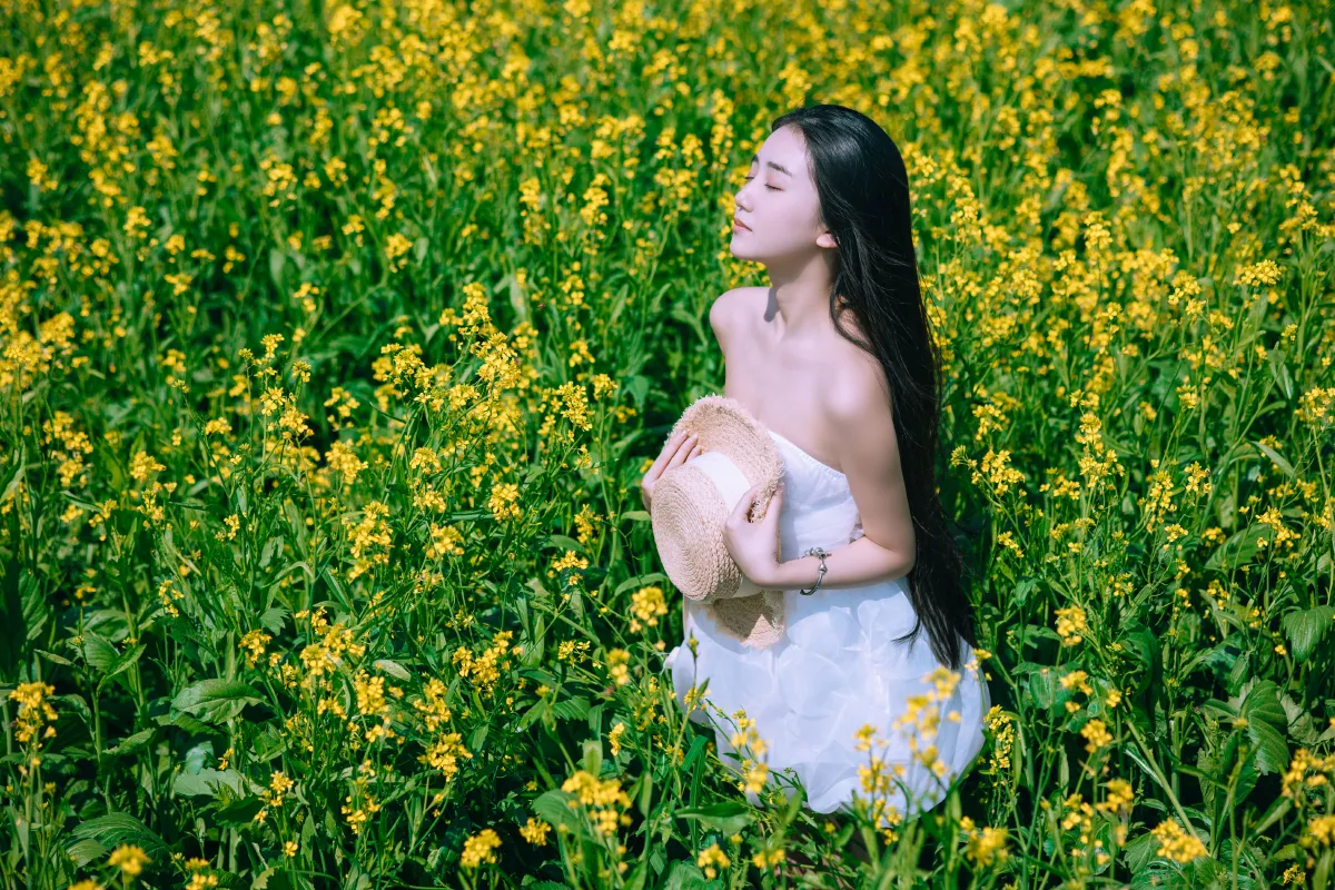 少女油菜花写真