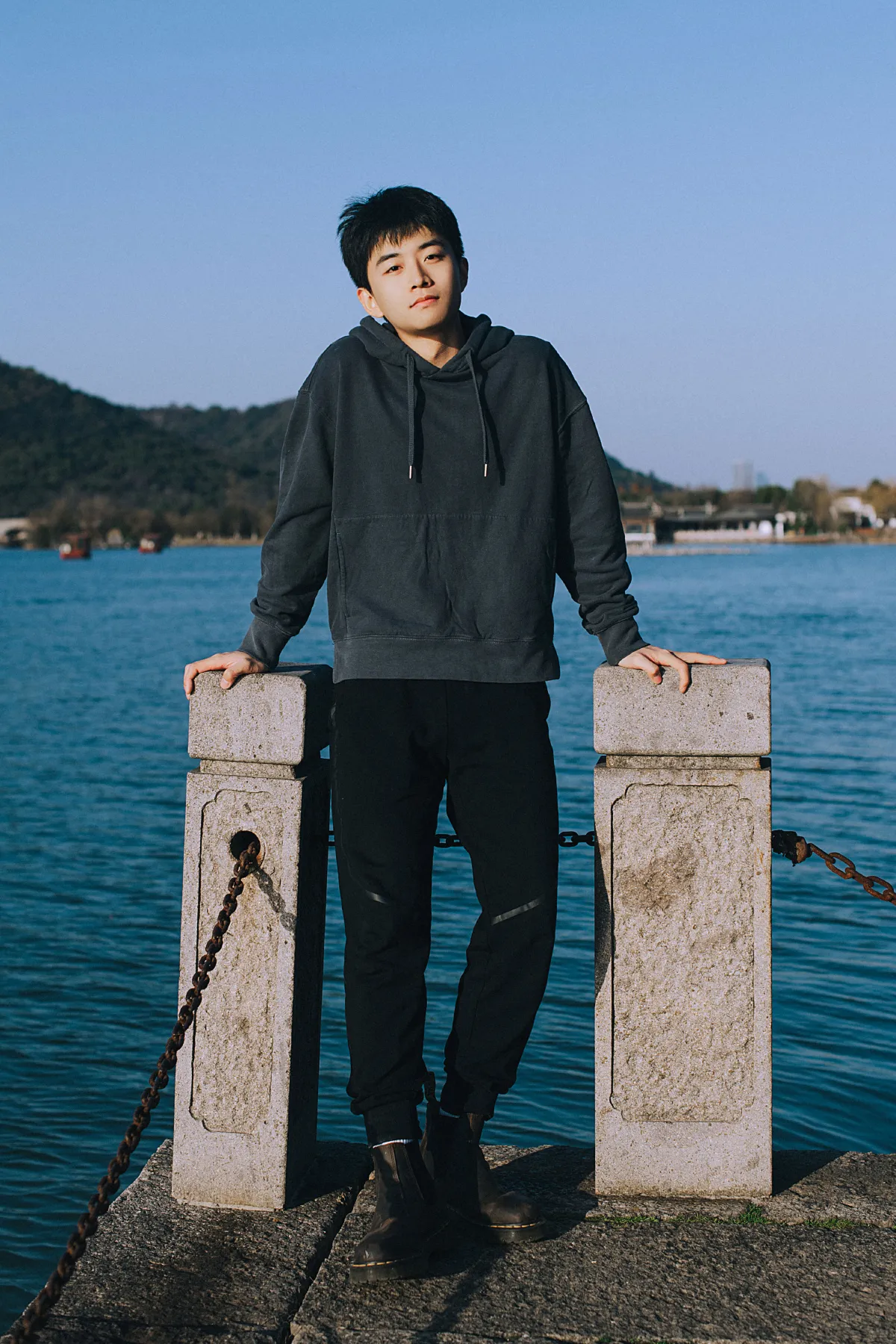 湖边阳光少年