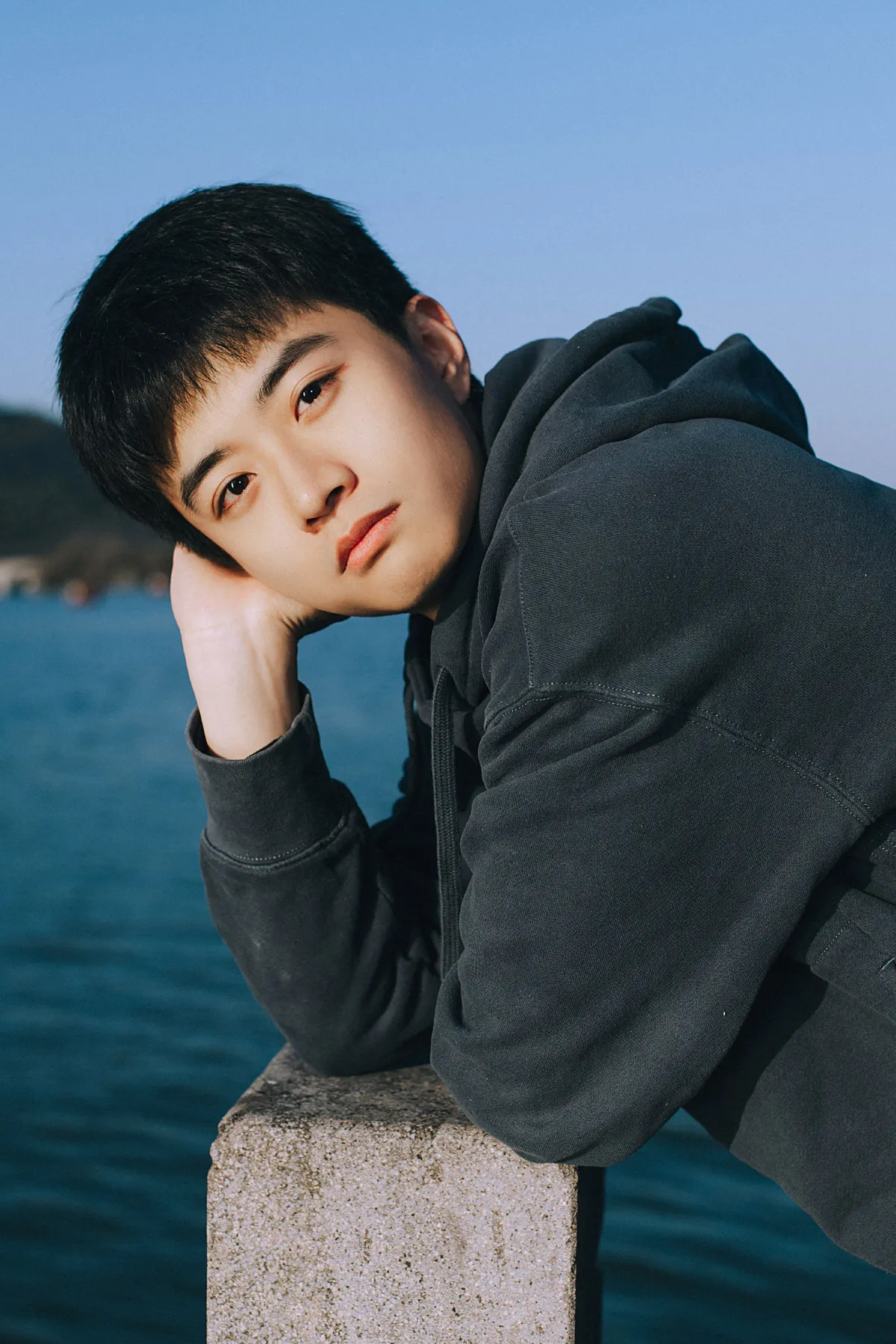 湖边阳光少年