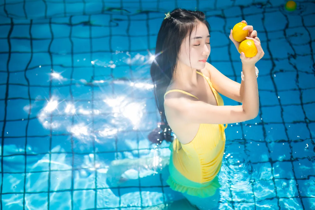 夏日泳池