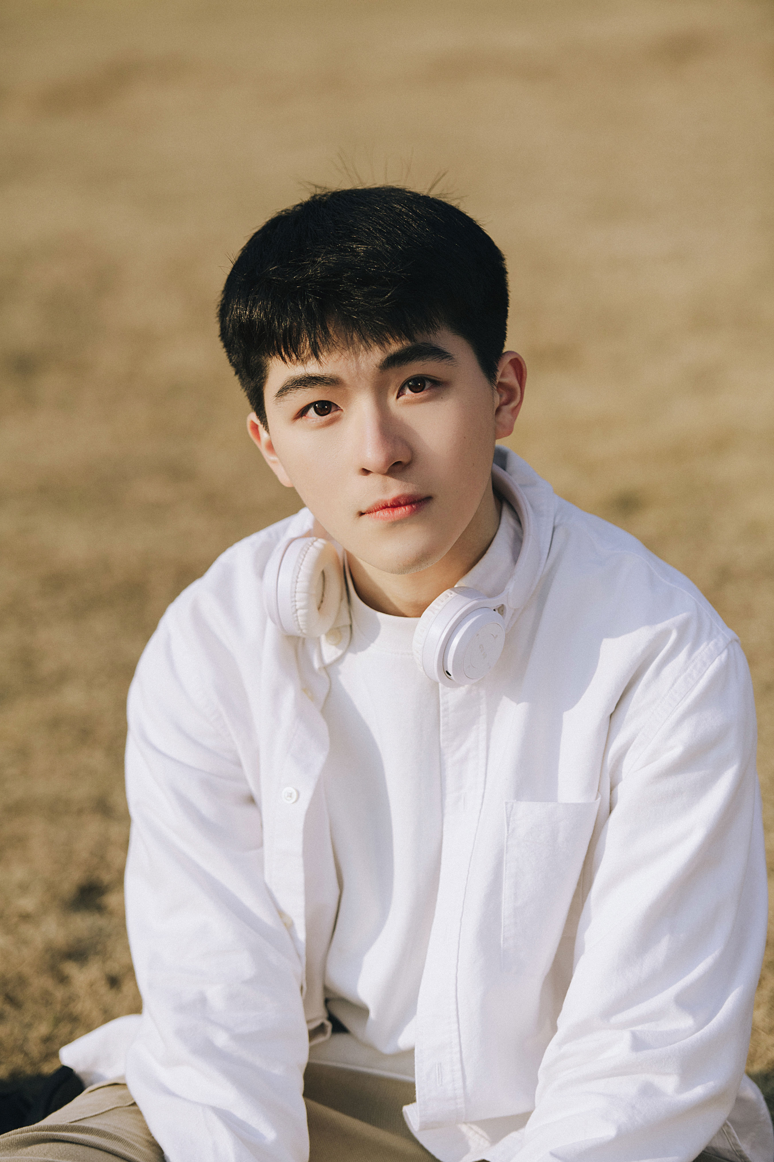 阳光下的白衣少年