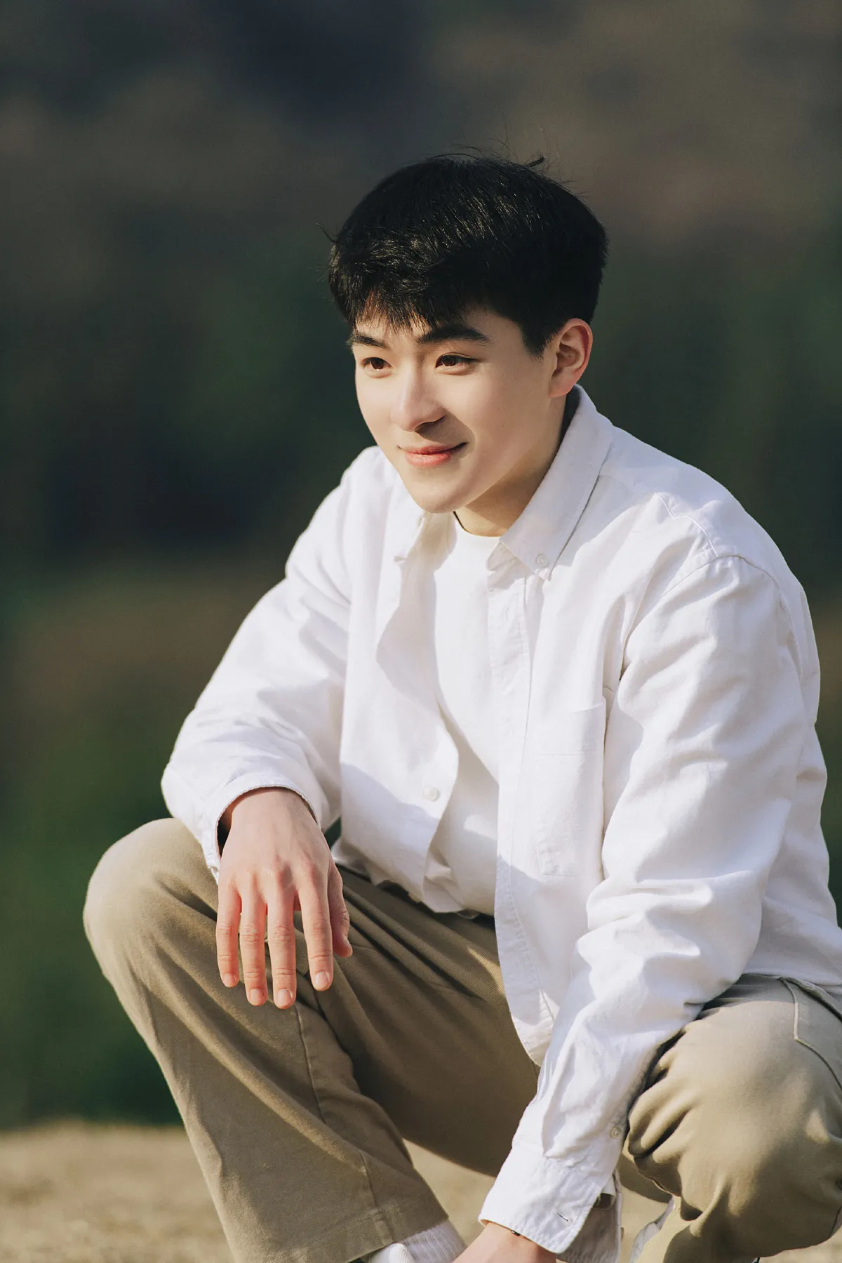 阳光下的白衣少年