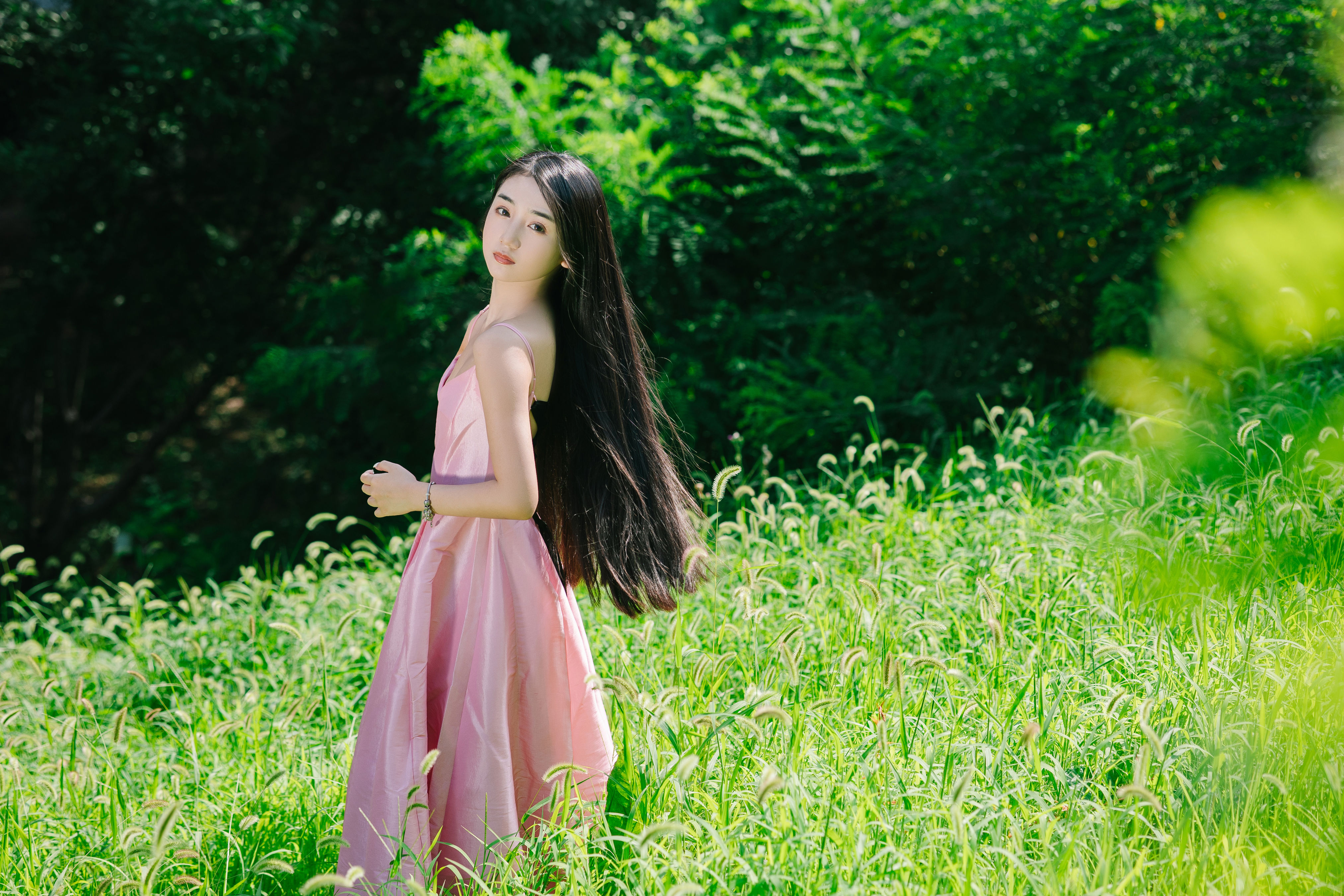 绿草地少女写真