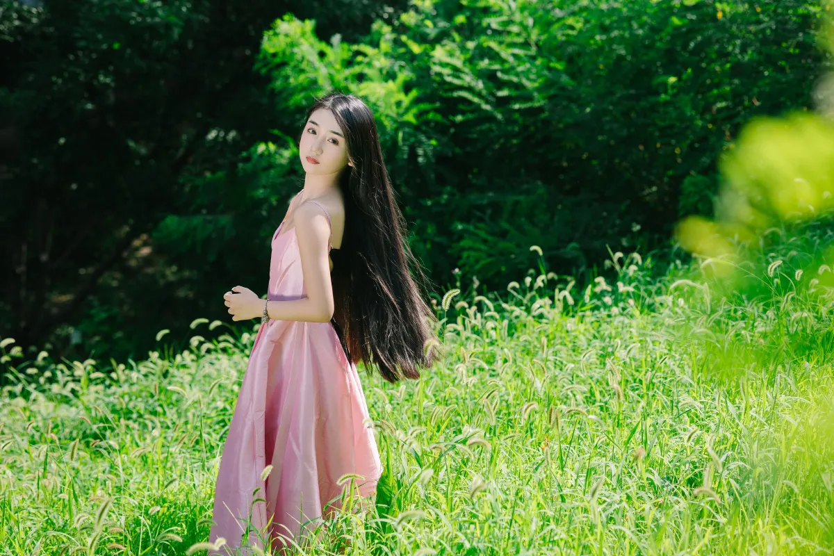 绿草地少女写真1