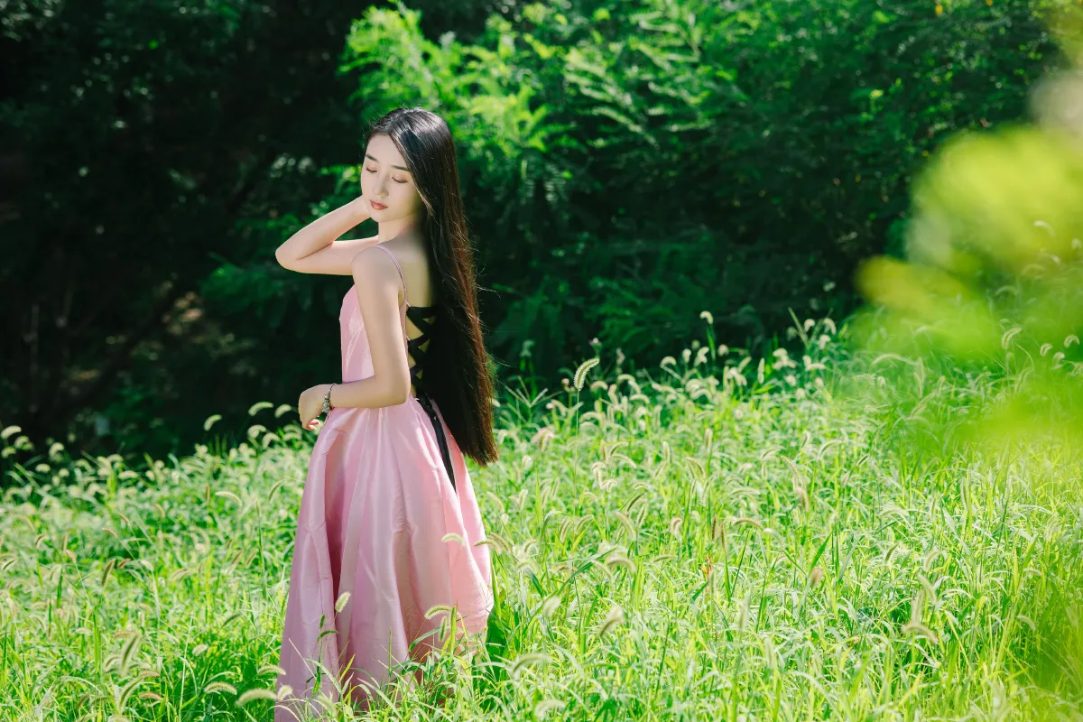绿草地少女写真2