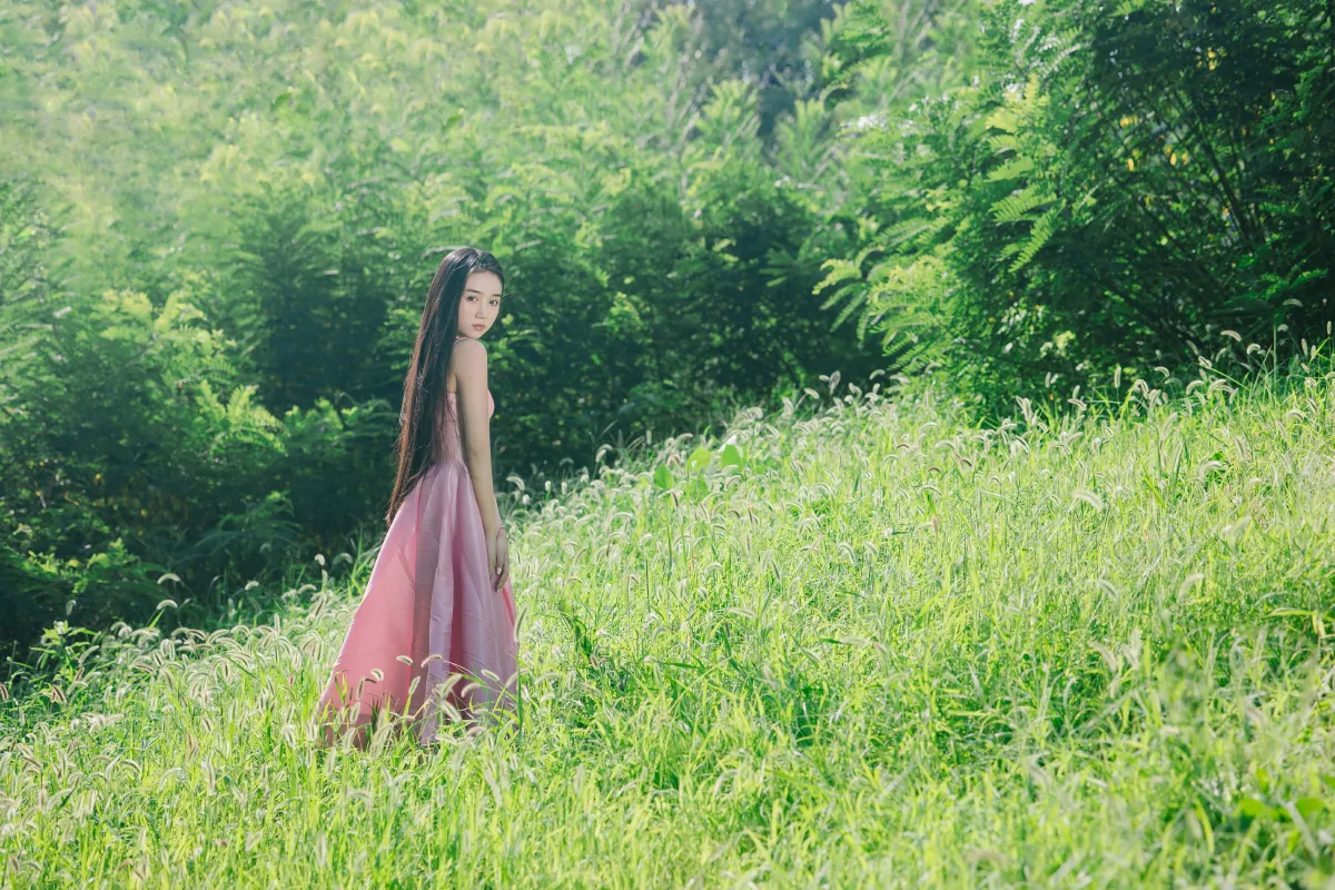 绿草地少女写真3