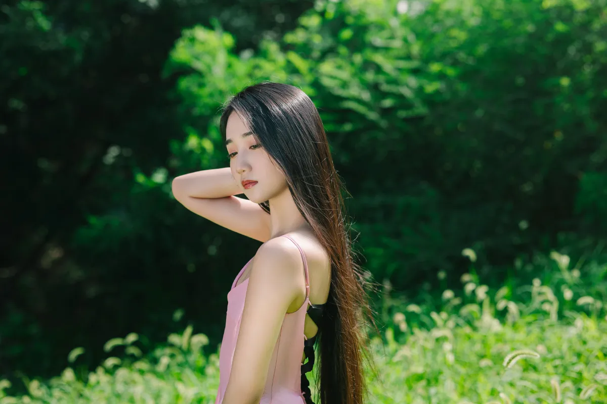 绿草地少女写真