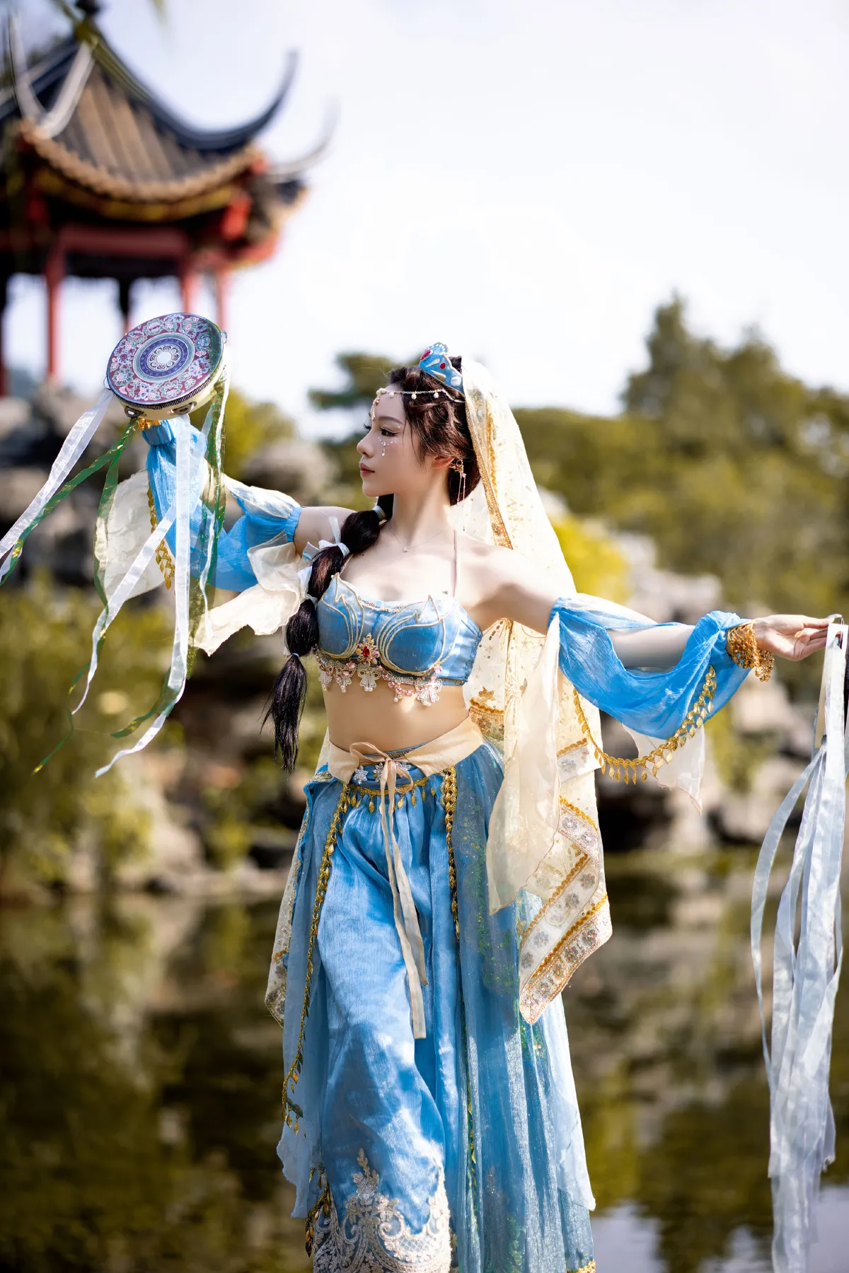 清风徐来纱窗外，玉面含笑妆容俏