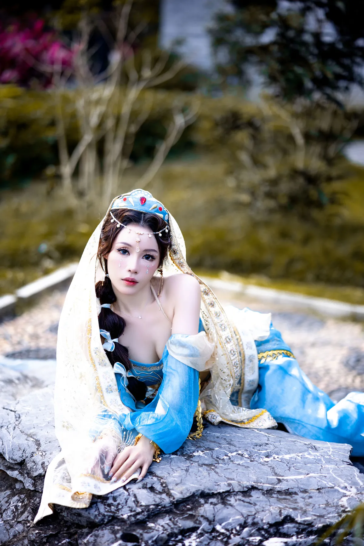 清风徐来纱窗外，玉面含笑妆容俏