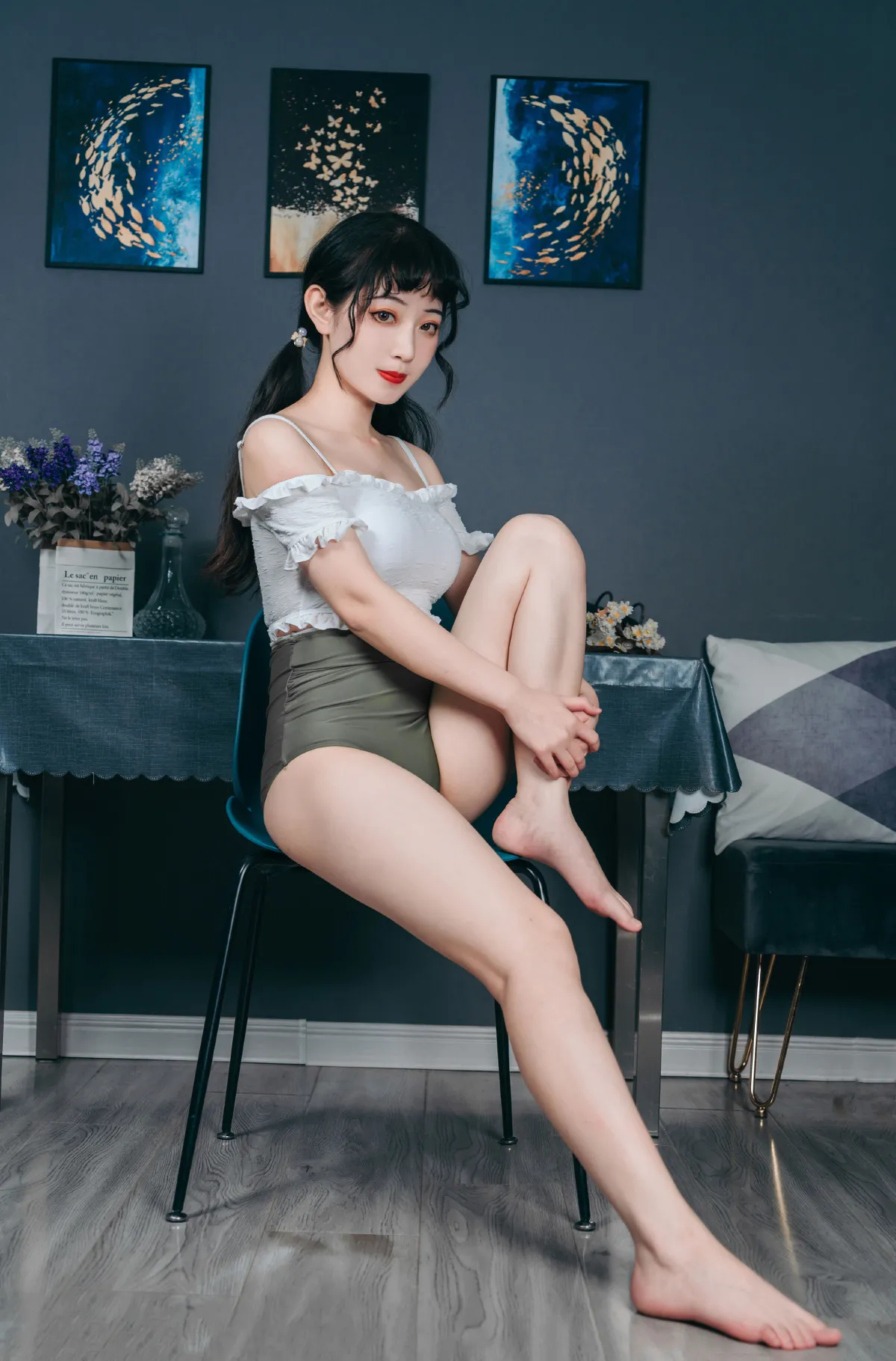 灰色的泳衣
