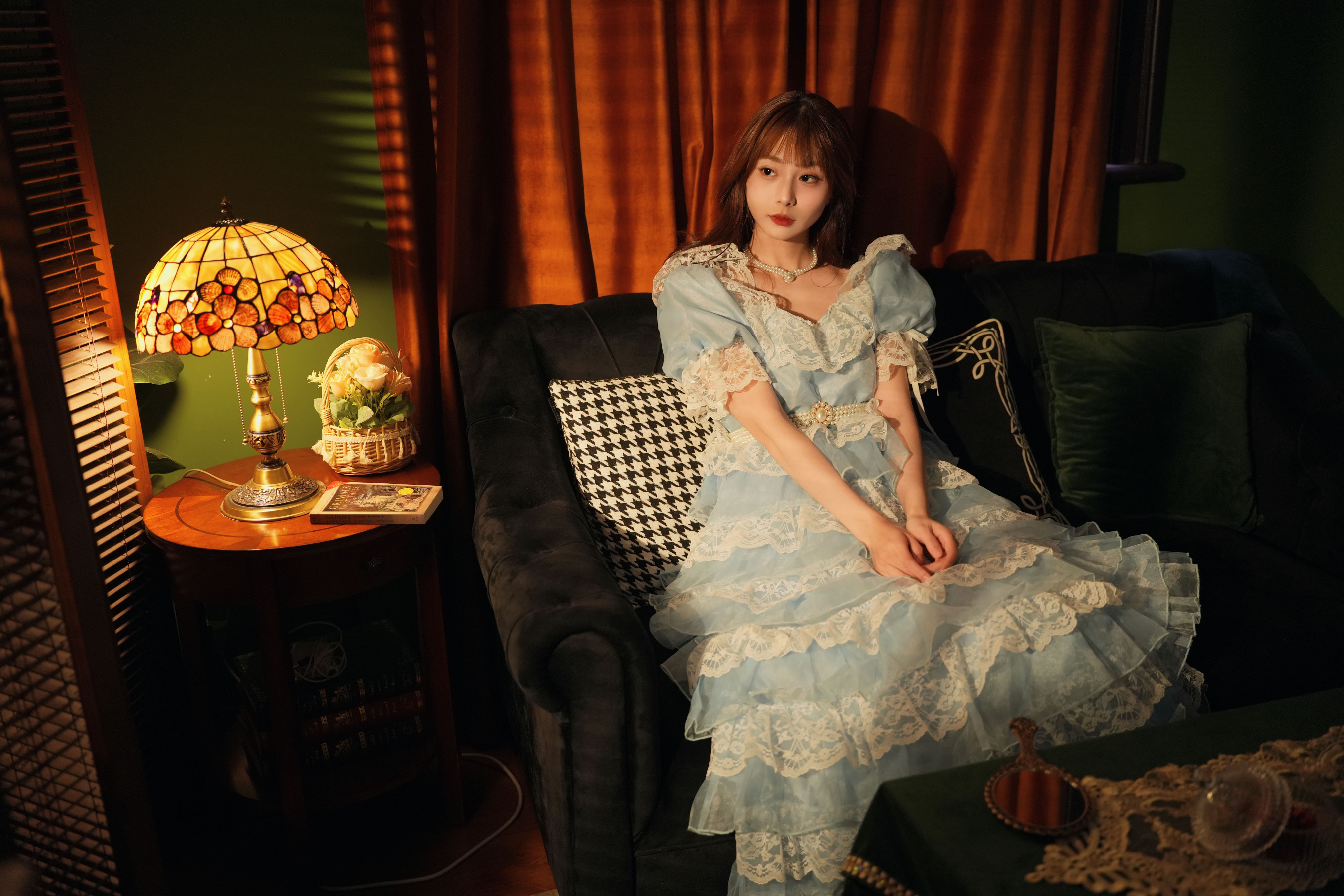 油画中的少女