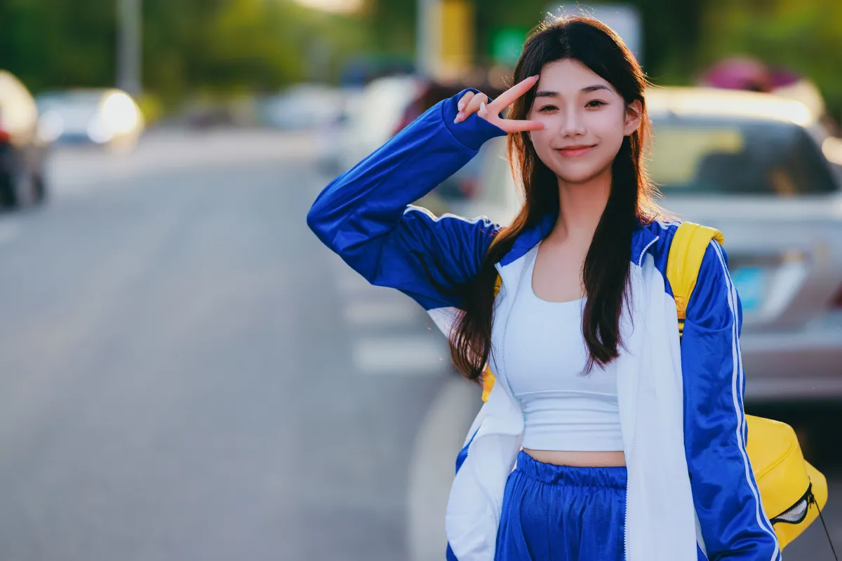 校服小裴