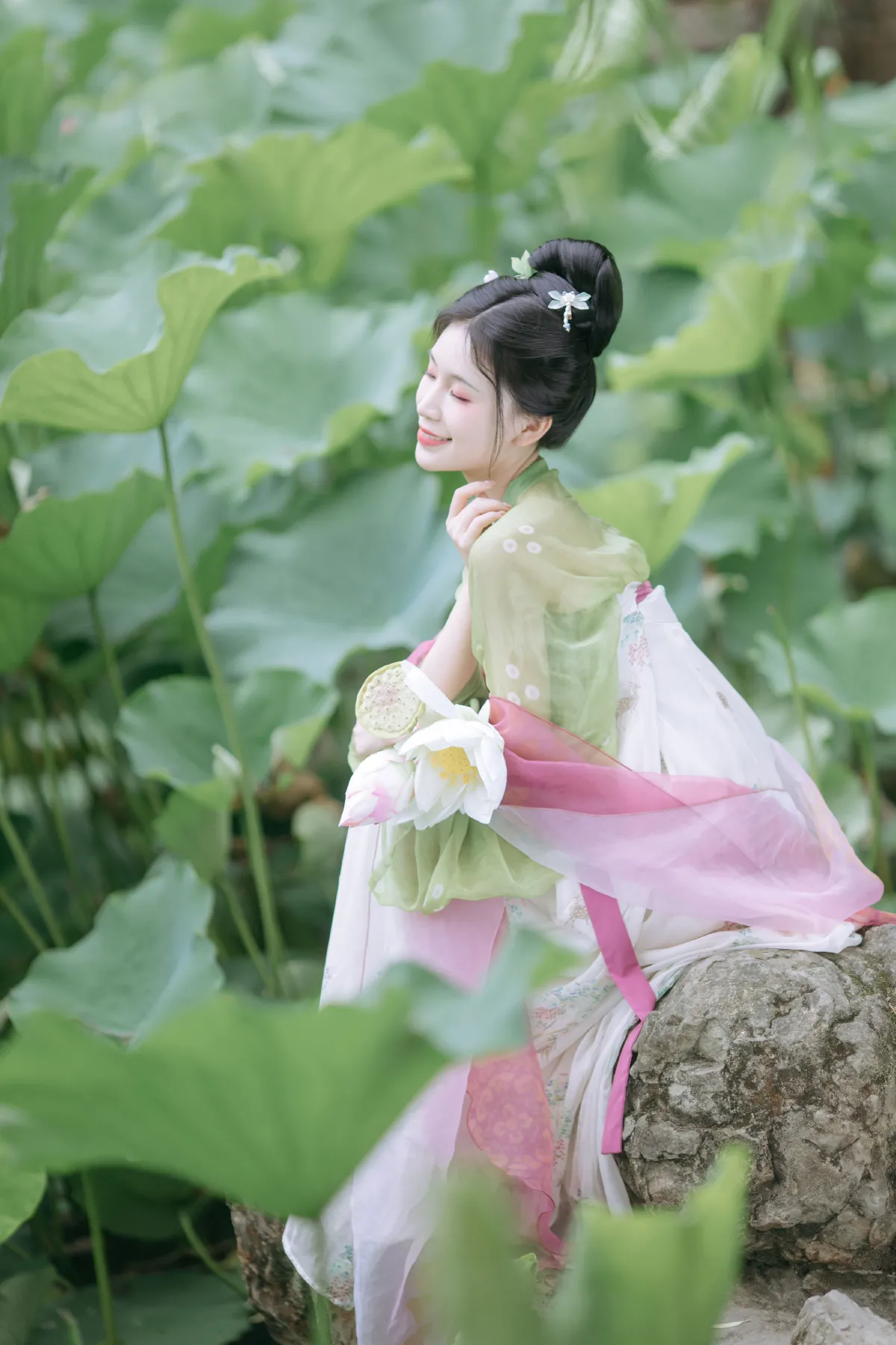 荷塘少女