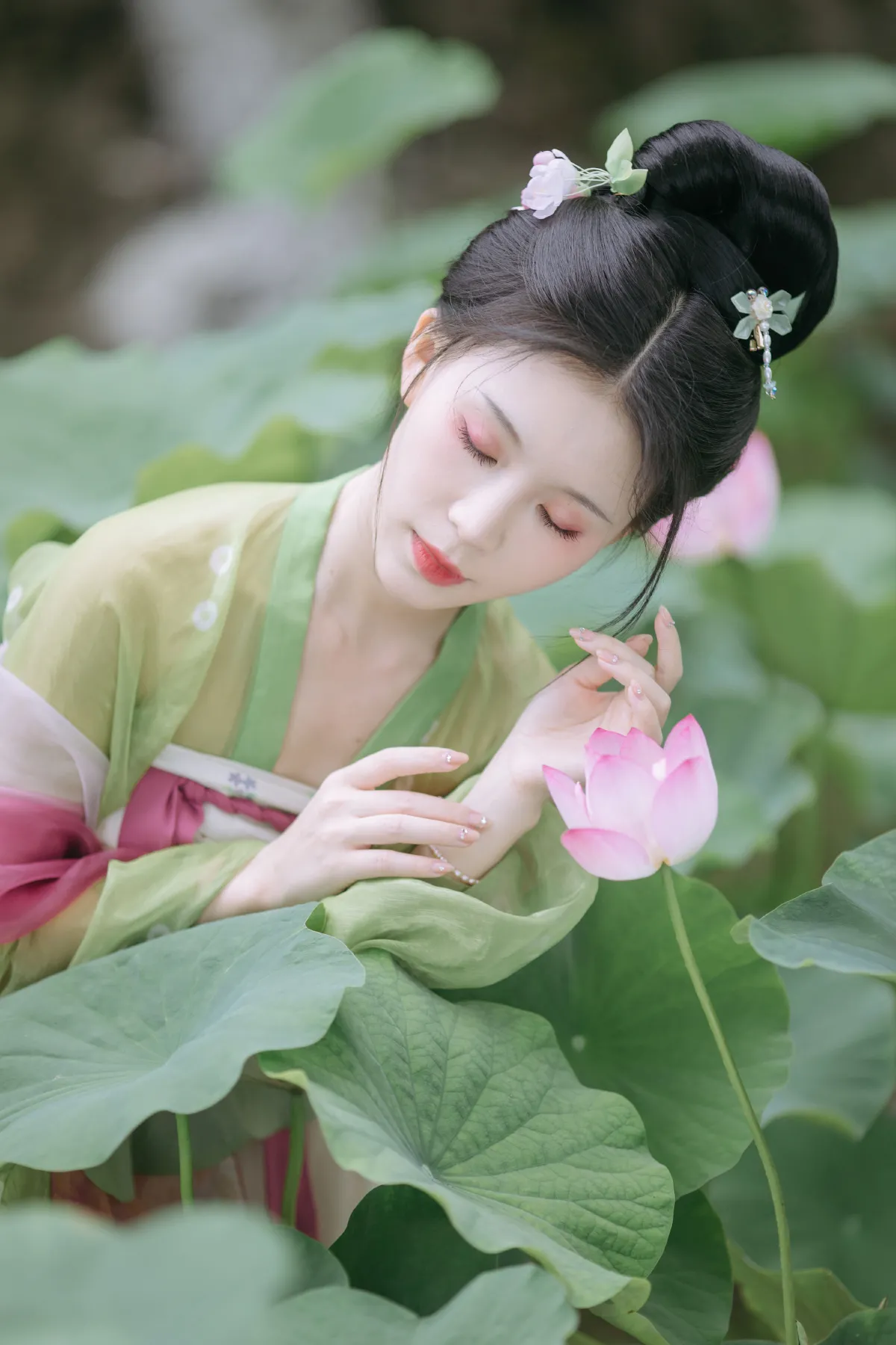 荷塘少女