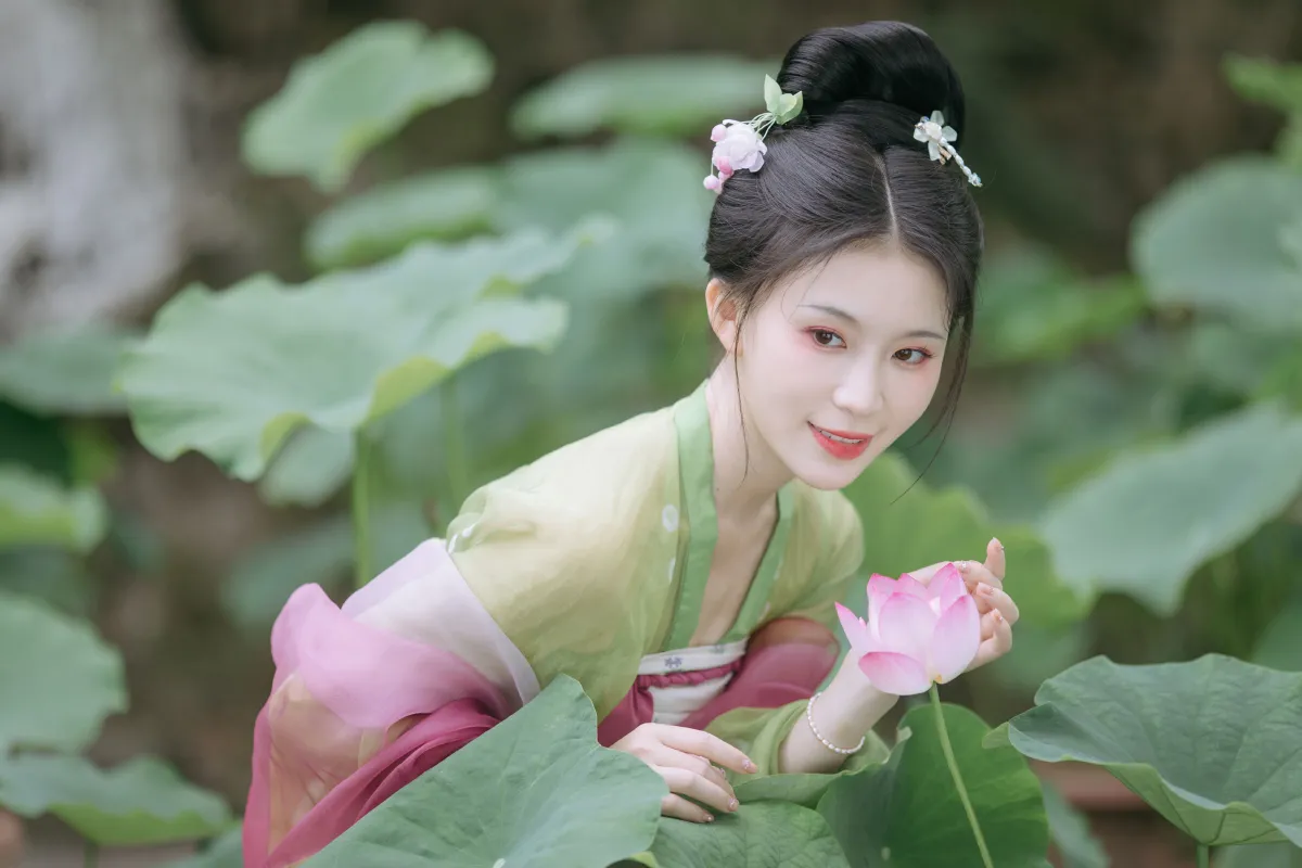 荷塘少女