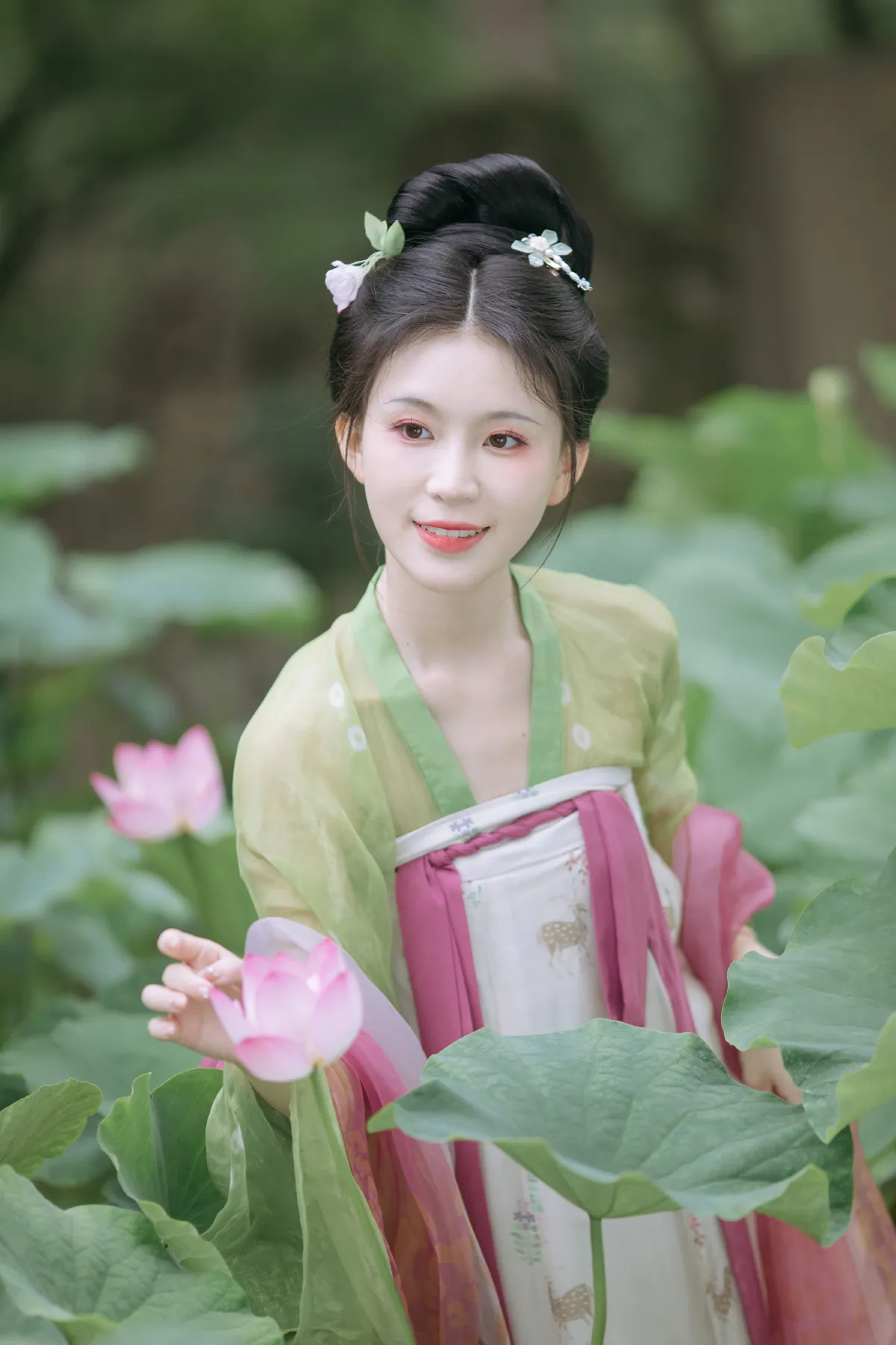 荷塘少女