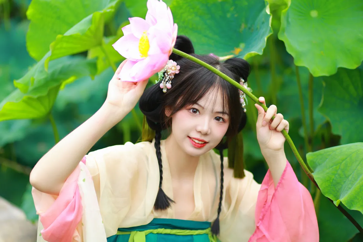 荷叶叶_暮烟色CC《荷塘少女》美图作品图片1