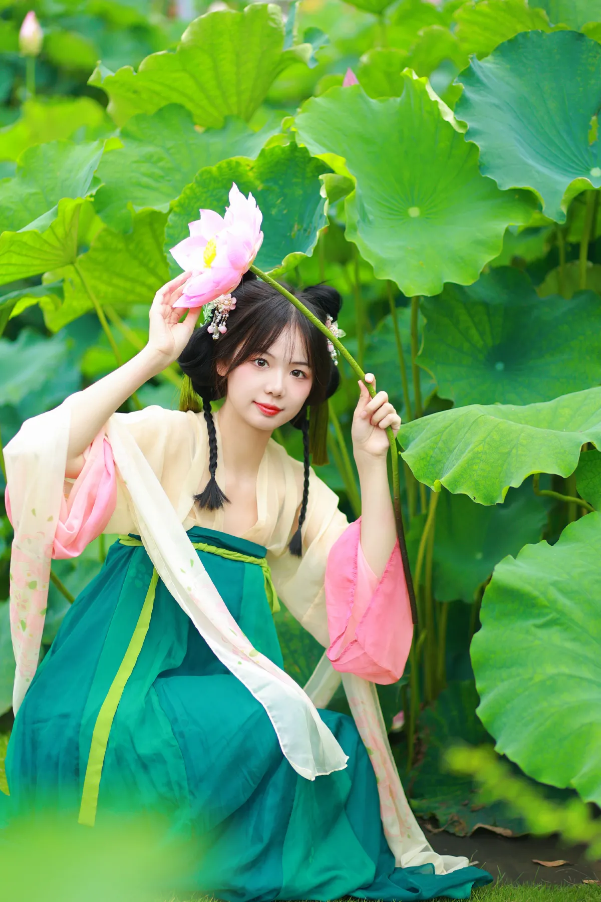 荷塘少女