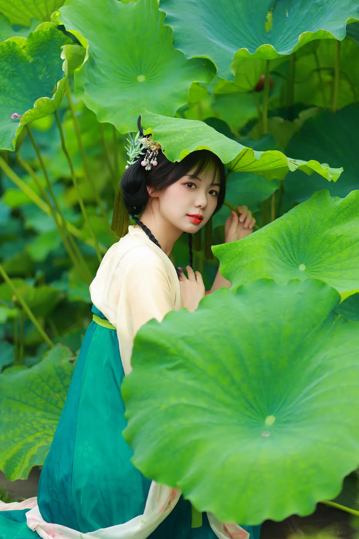 荷塘少女
