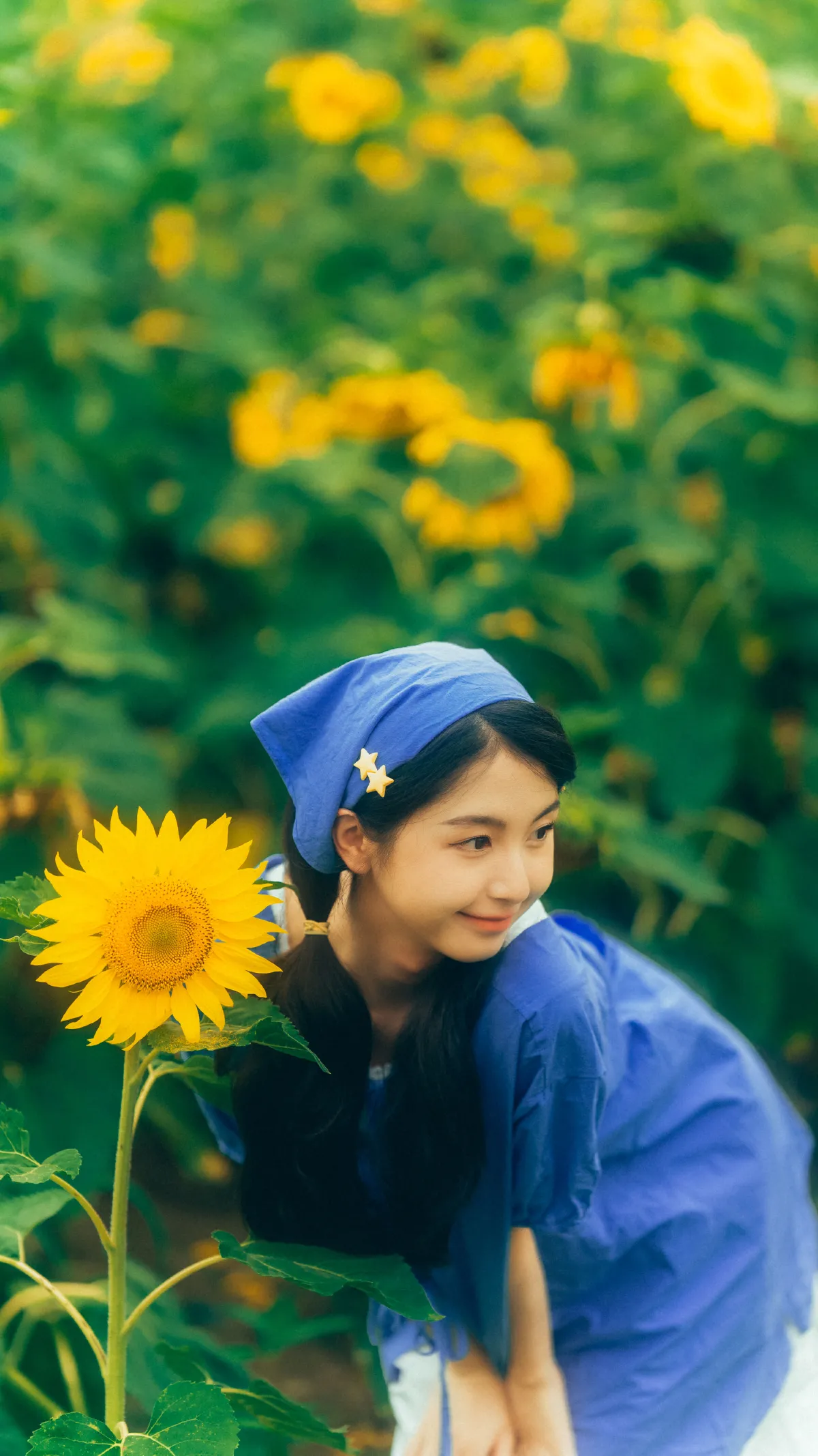 田埂边的少女