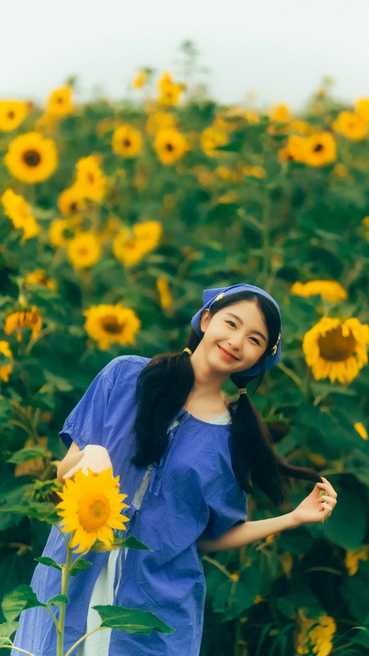 田埂边的少女