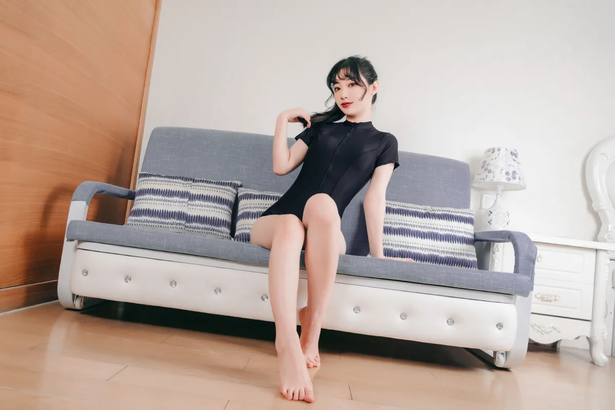 纯黑的泳衣1