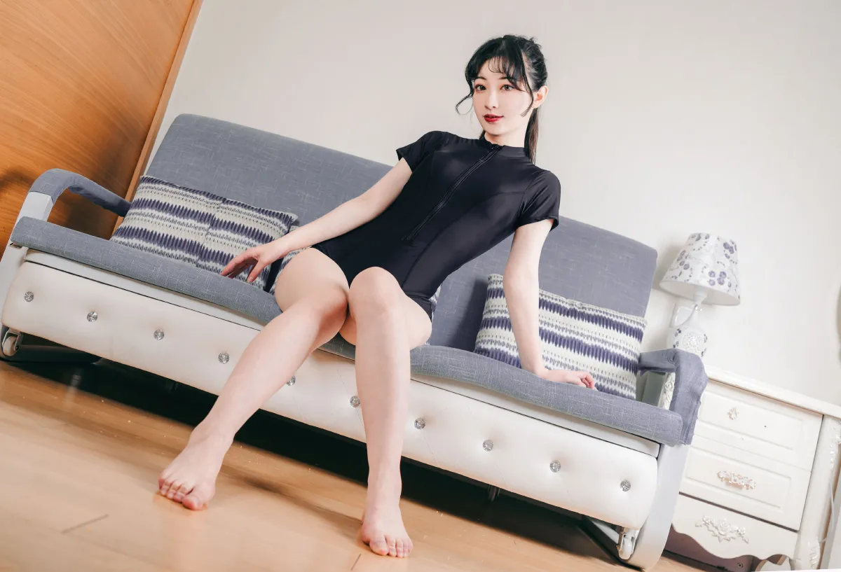 纯黑的泳衣