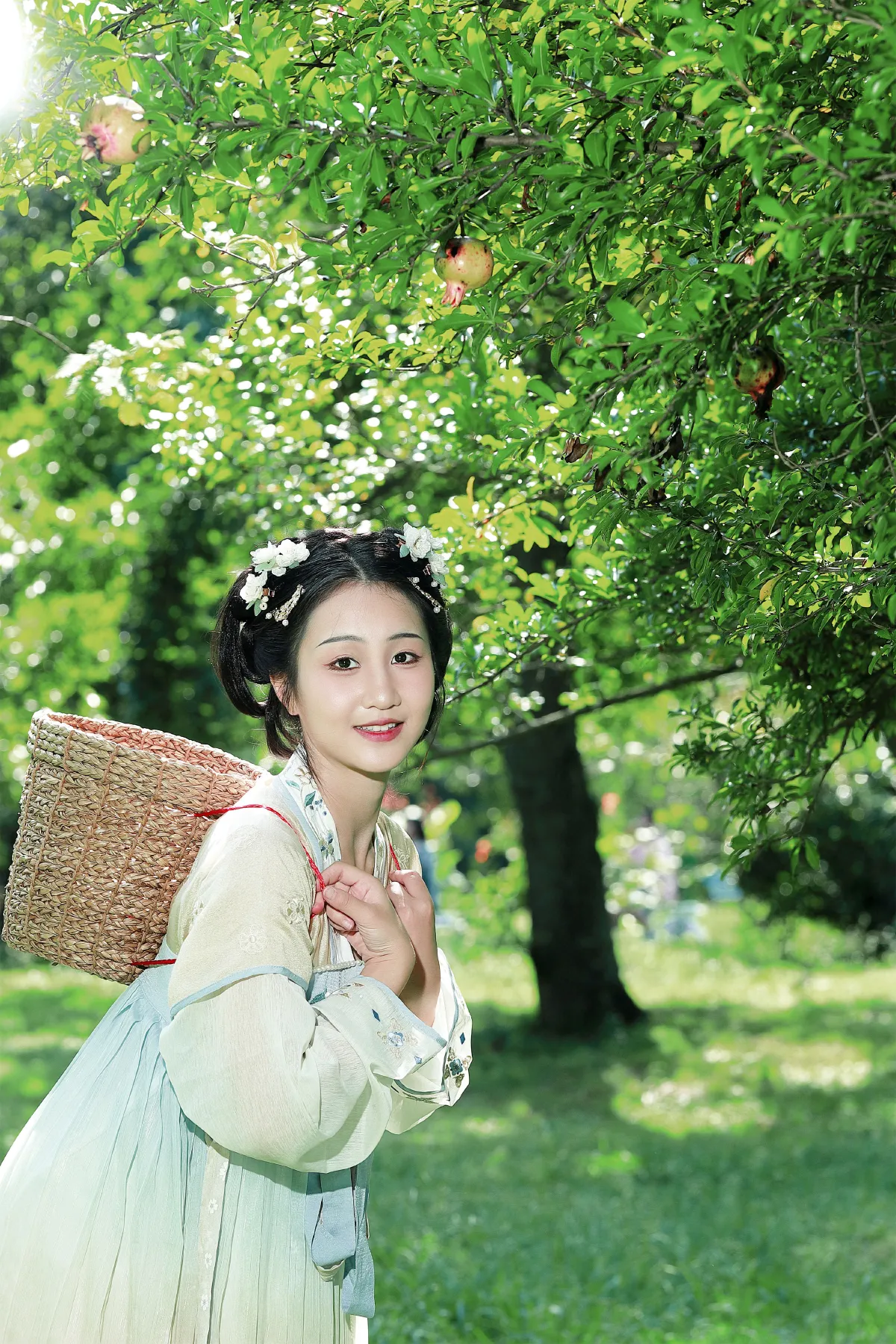 本宽_搽小兔《石榴姑娘》美图作品图片1