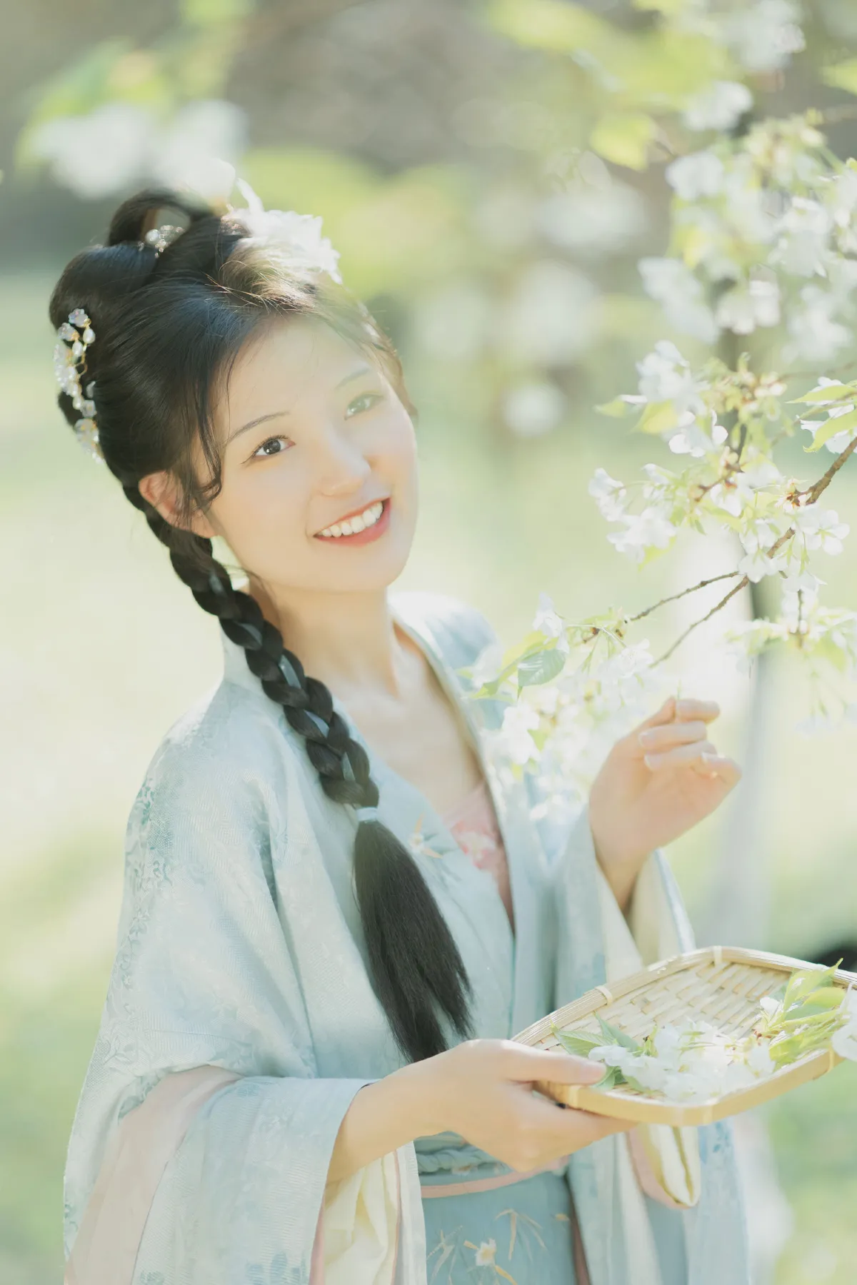 樱花树上的少女
