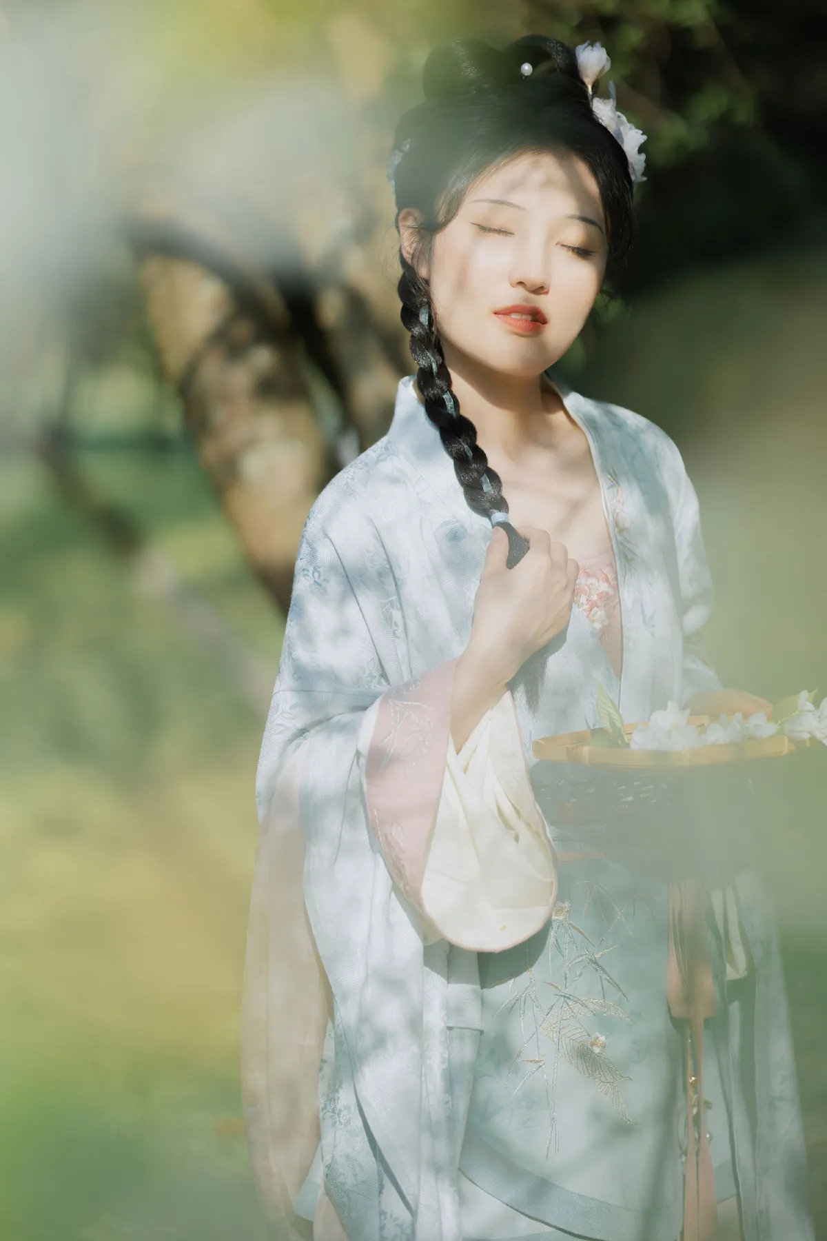 樱花树上的少女