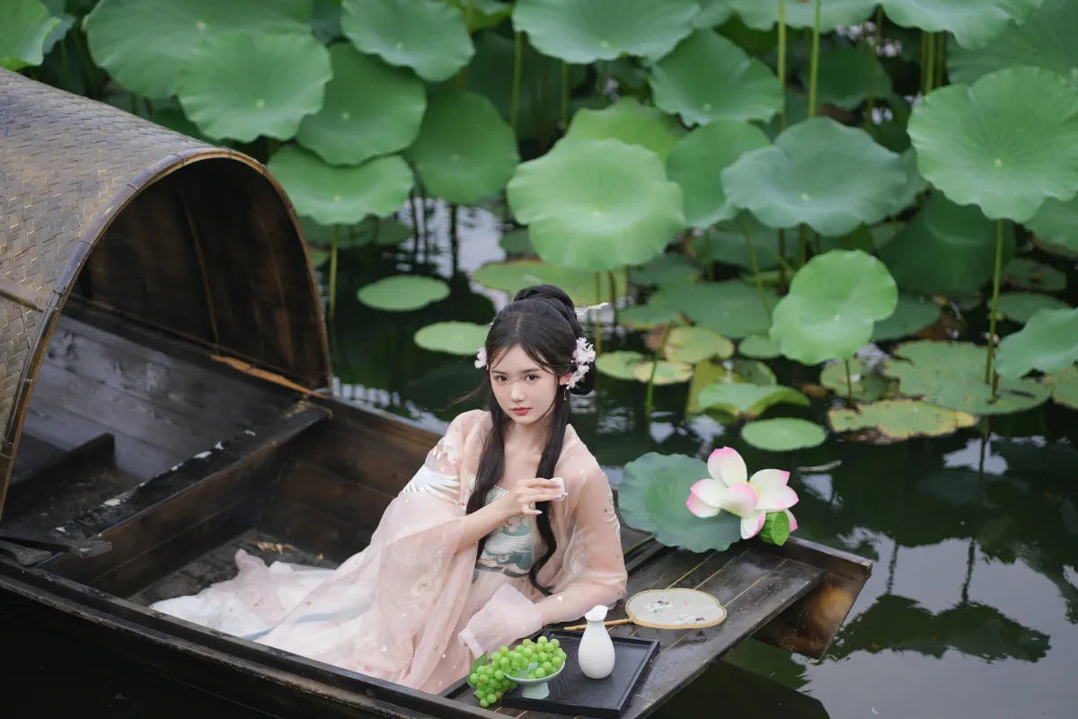 水面清圆一一风荷举2