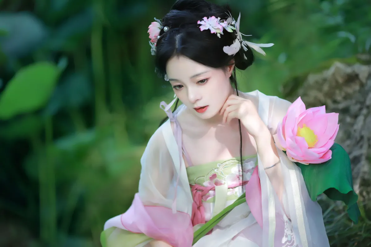 汉服荷花写真3