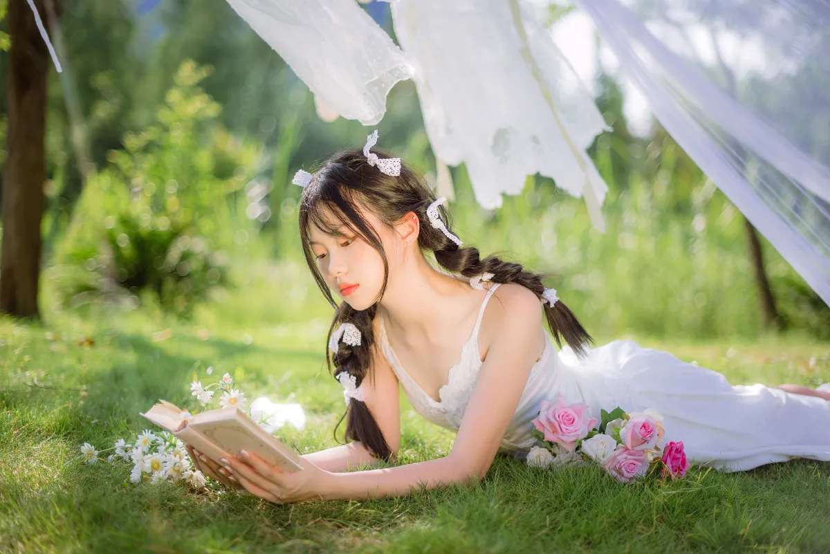微风吹过裙摆