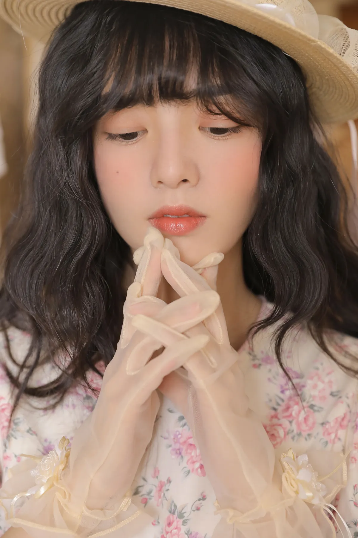 她好像个娃娃