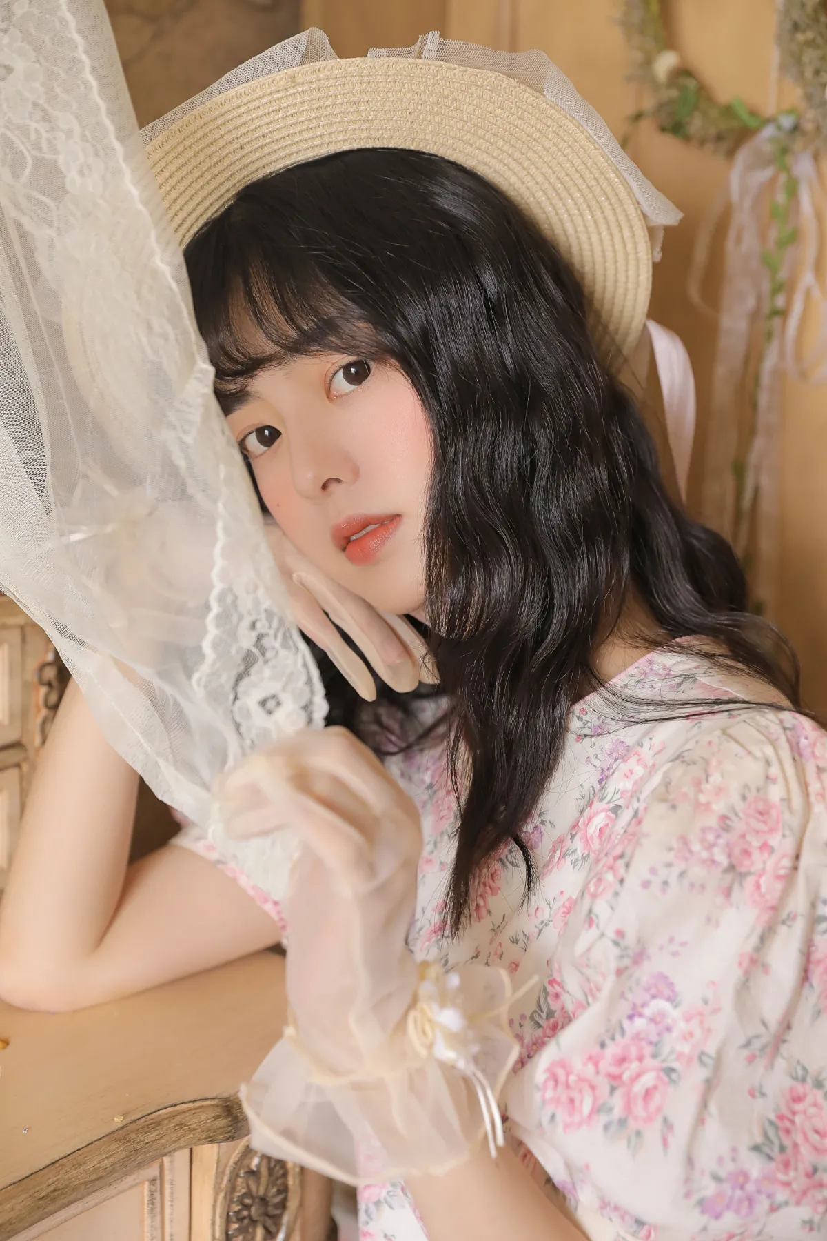 她好像个娃娃