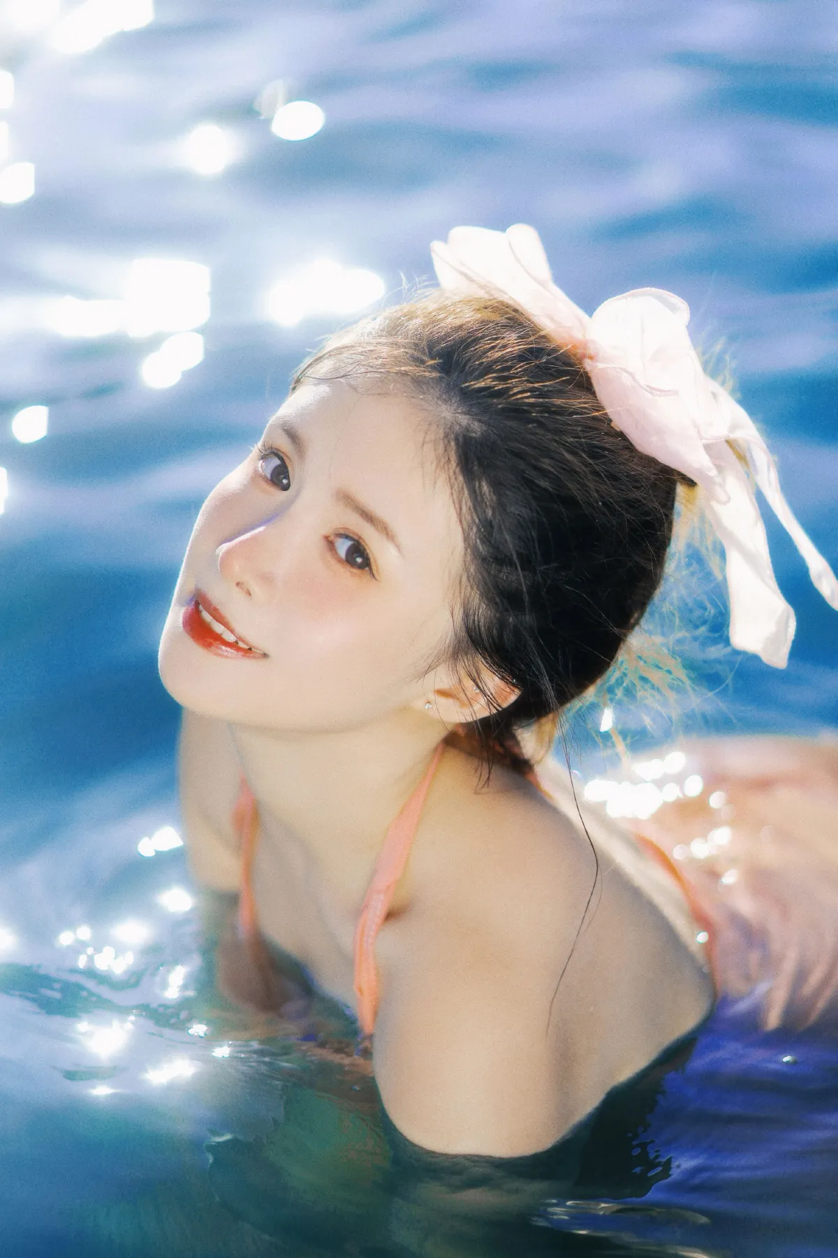 夏末的海边泳池