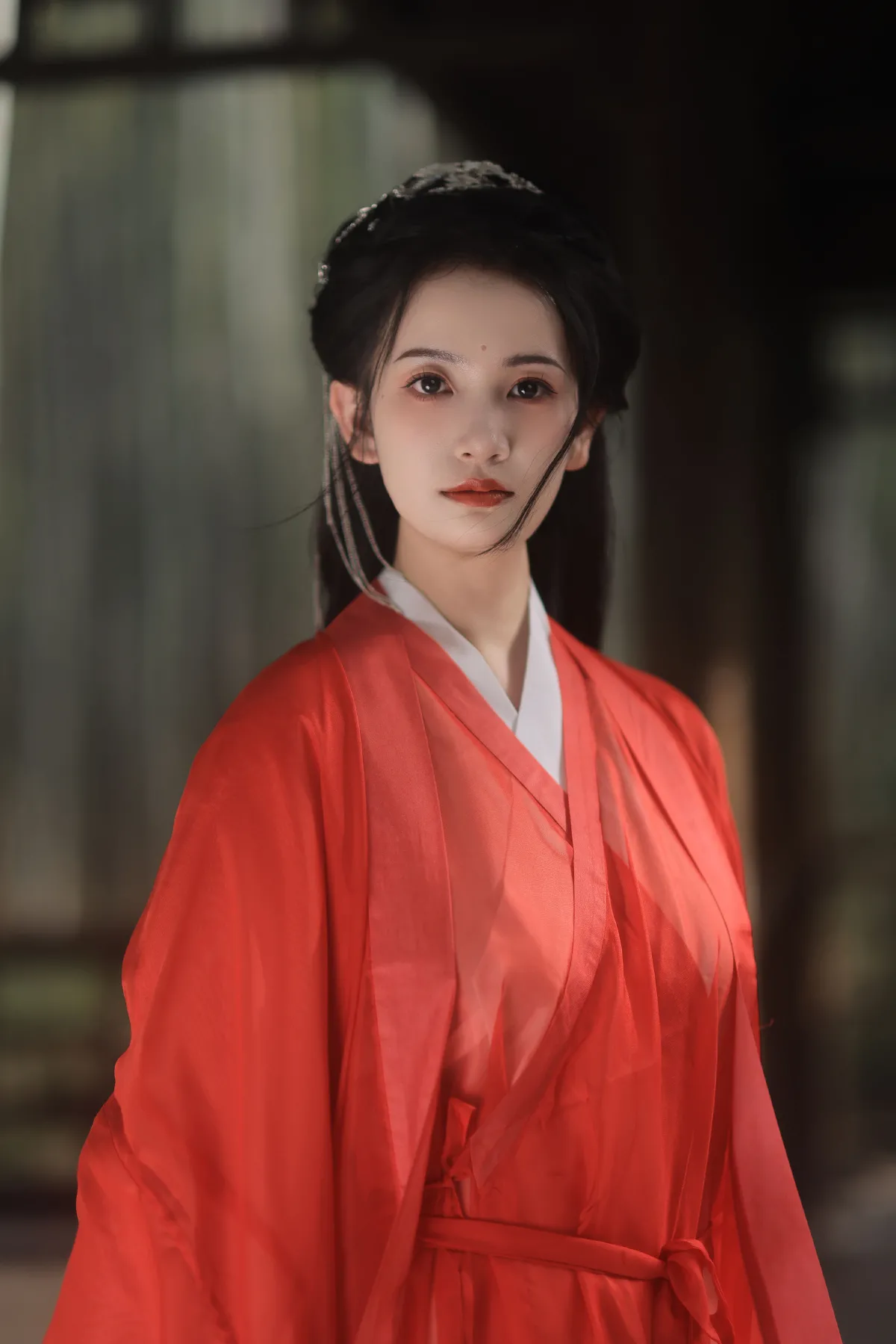红衣女子2
