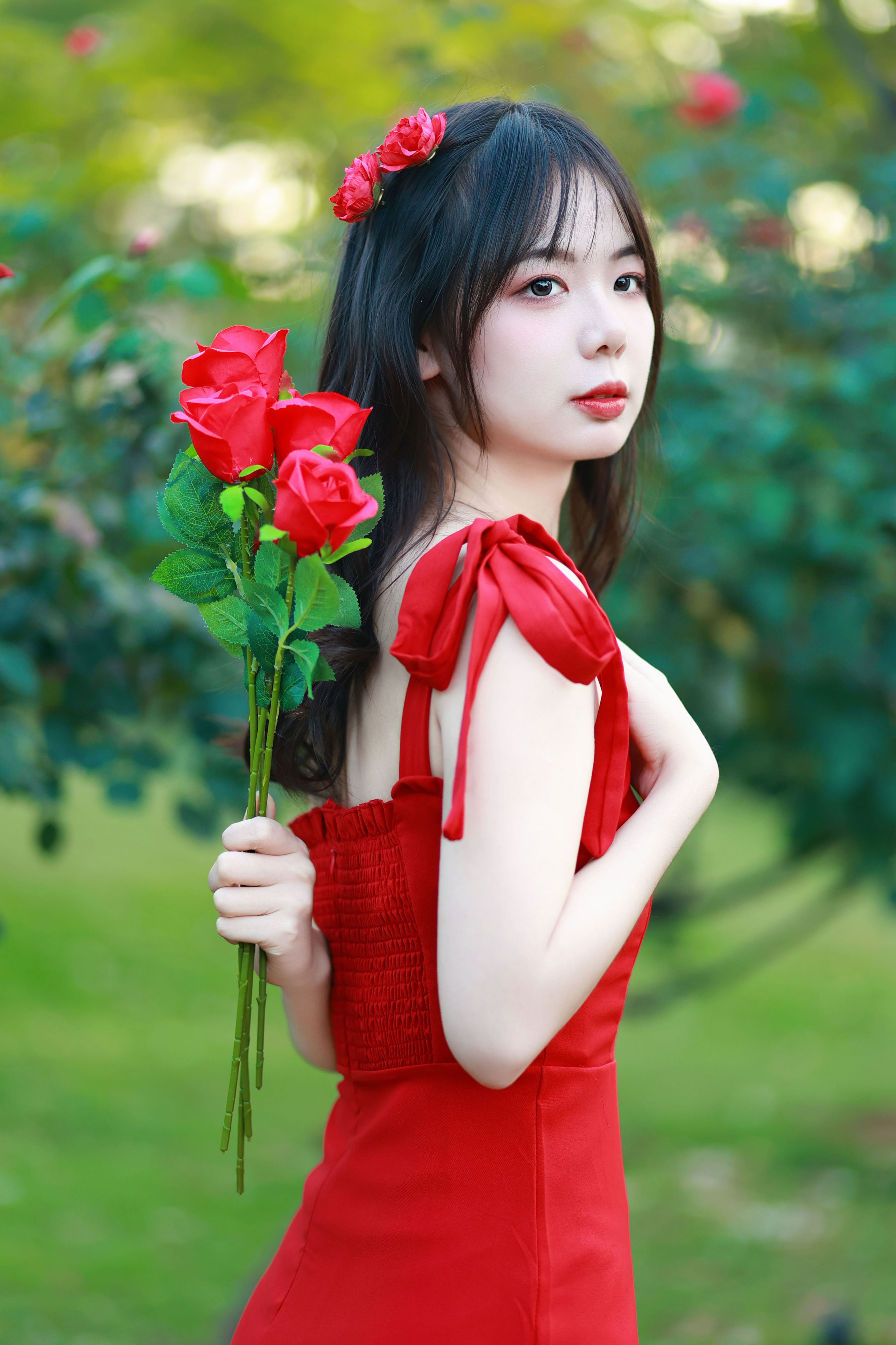 玫瑰园的少女