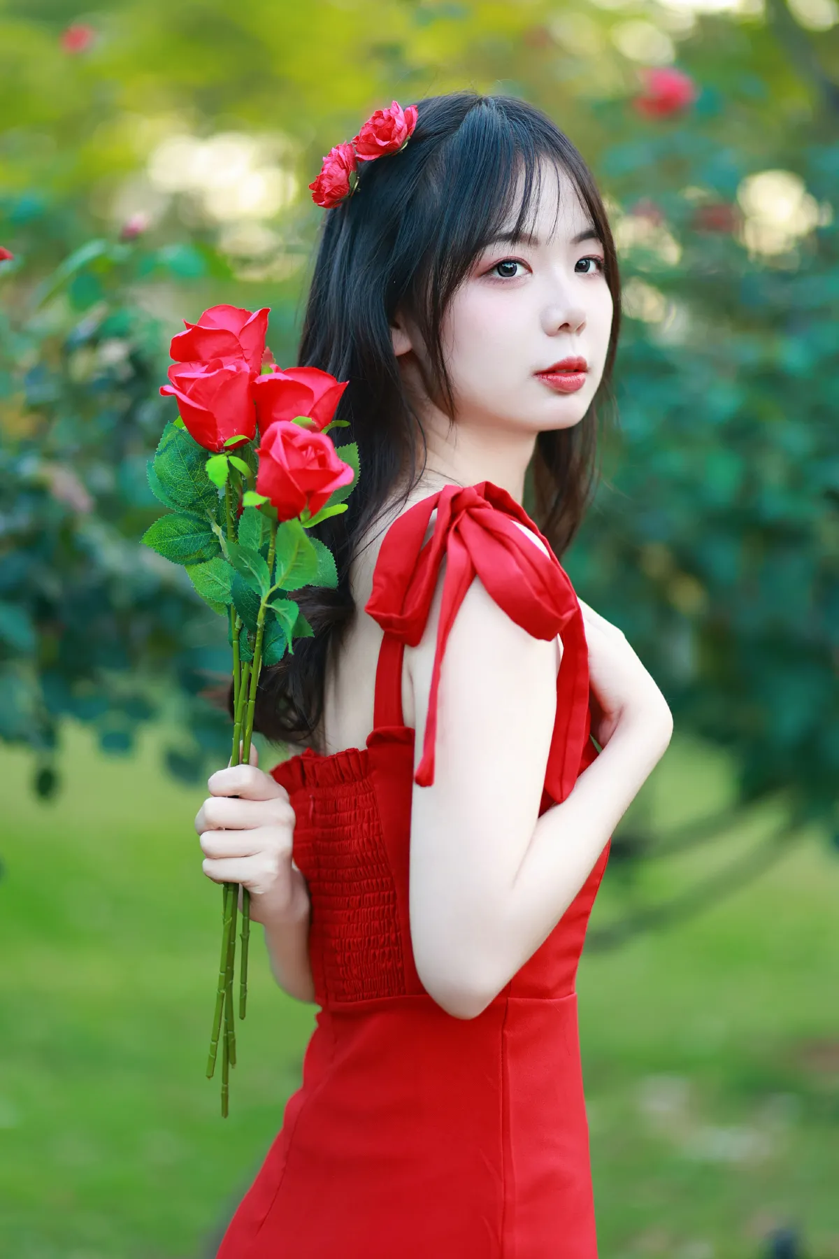 玫瑰园的少女