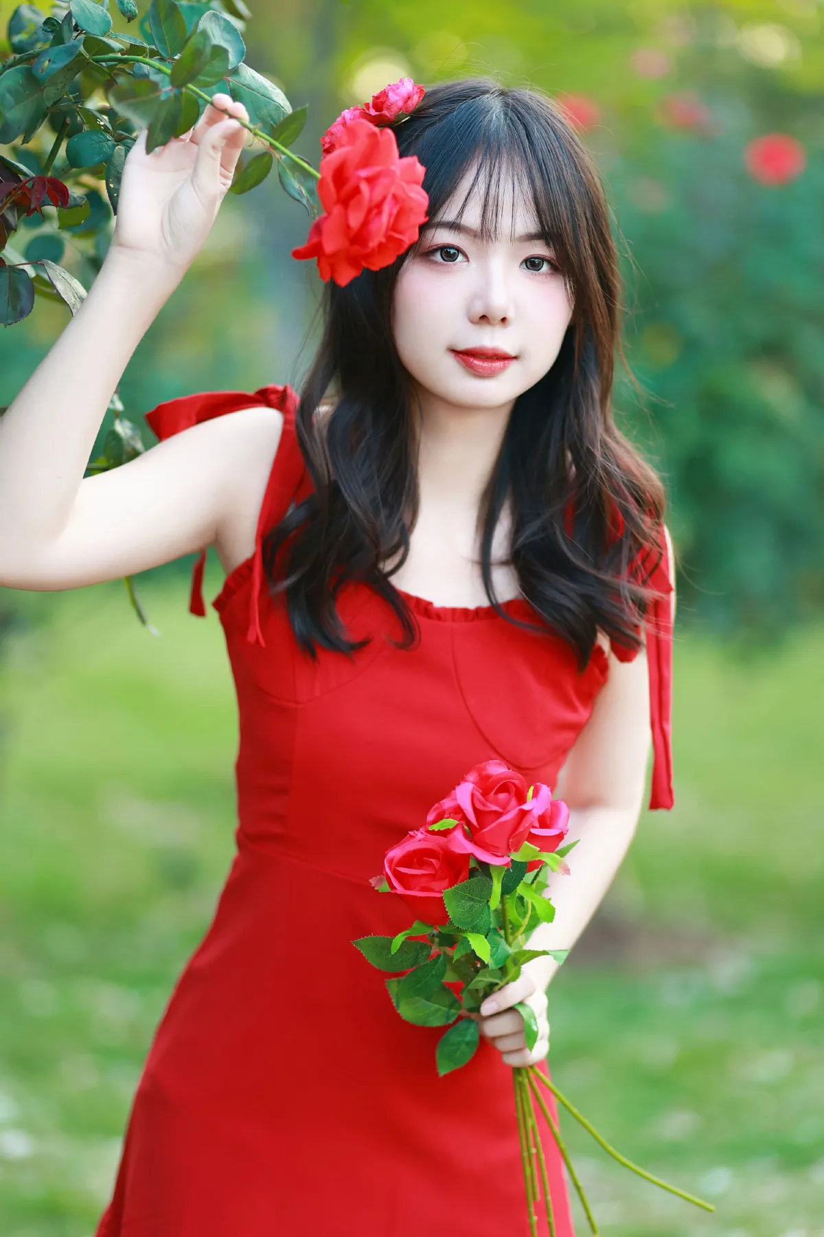 玫瑰园的少女