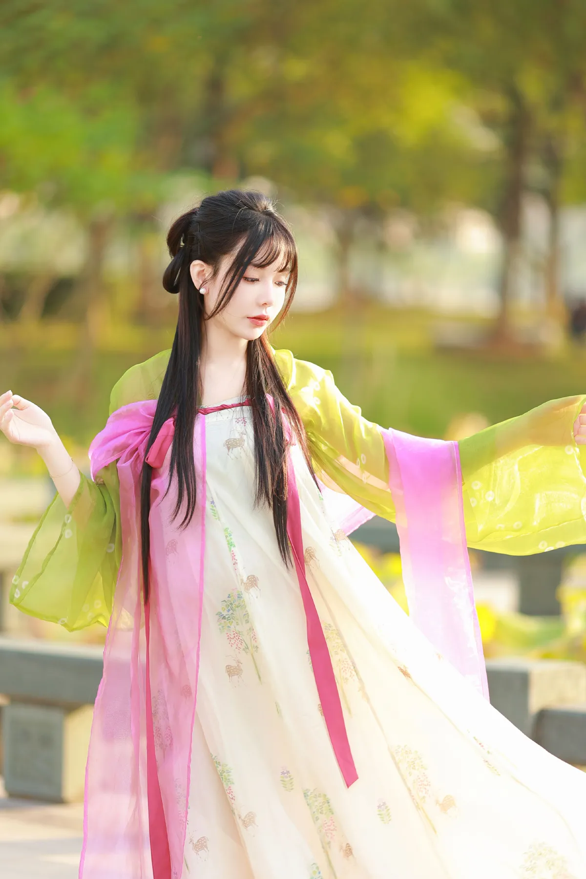 杨柳声声荷塘里