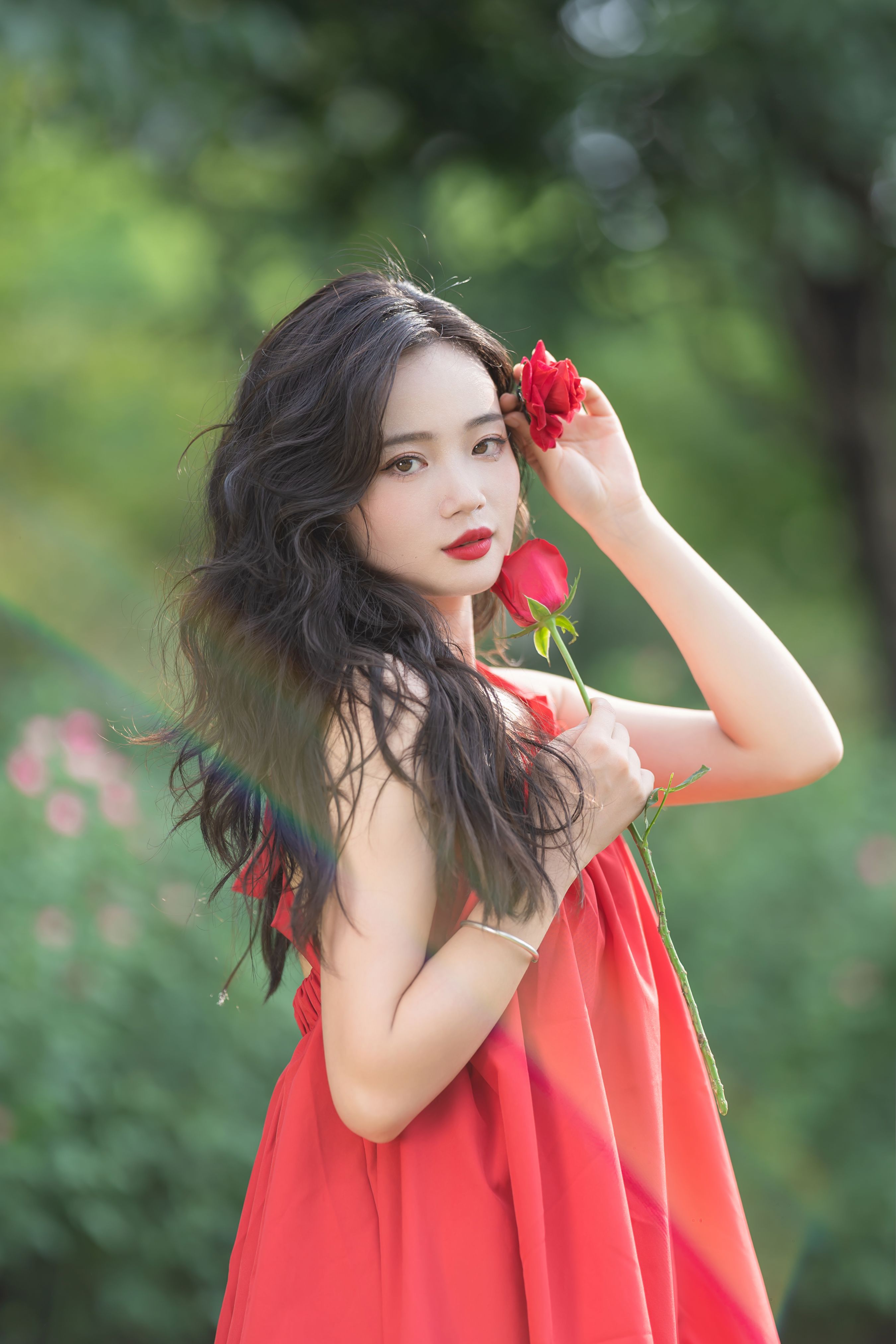 红裙少女