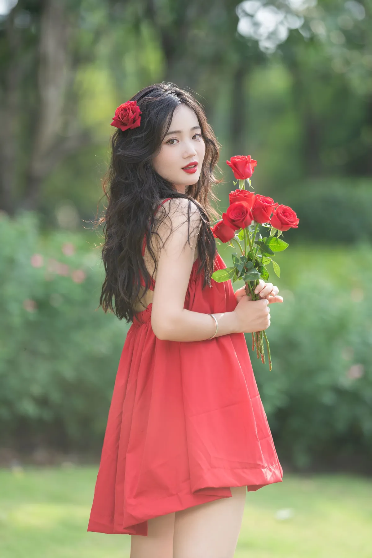 红裙少女