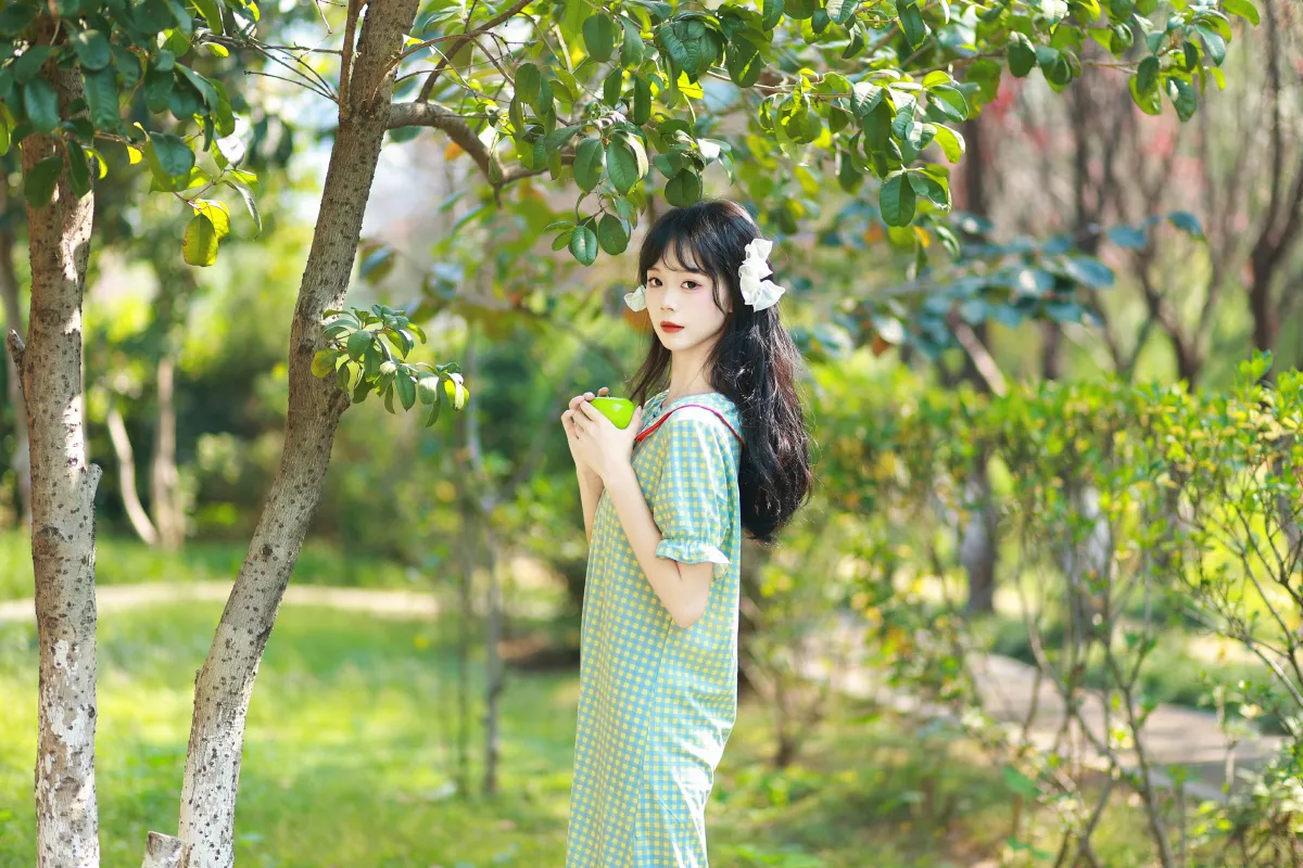 蝴蝶落在她眉心