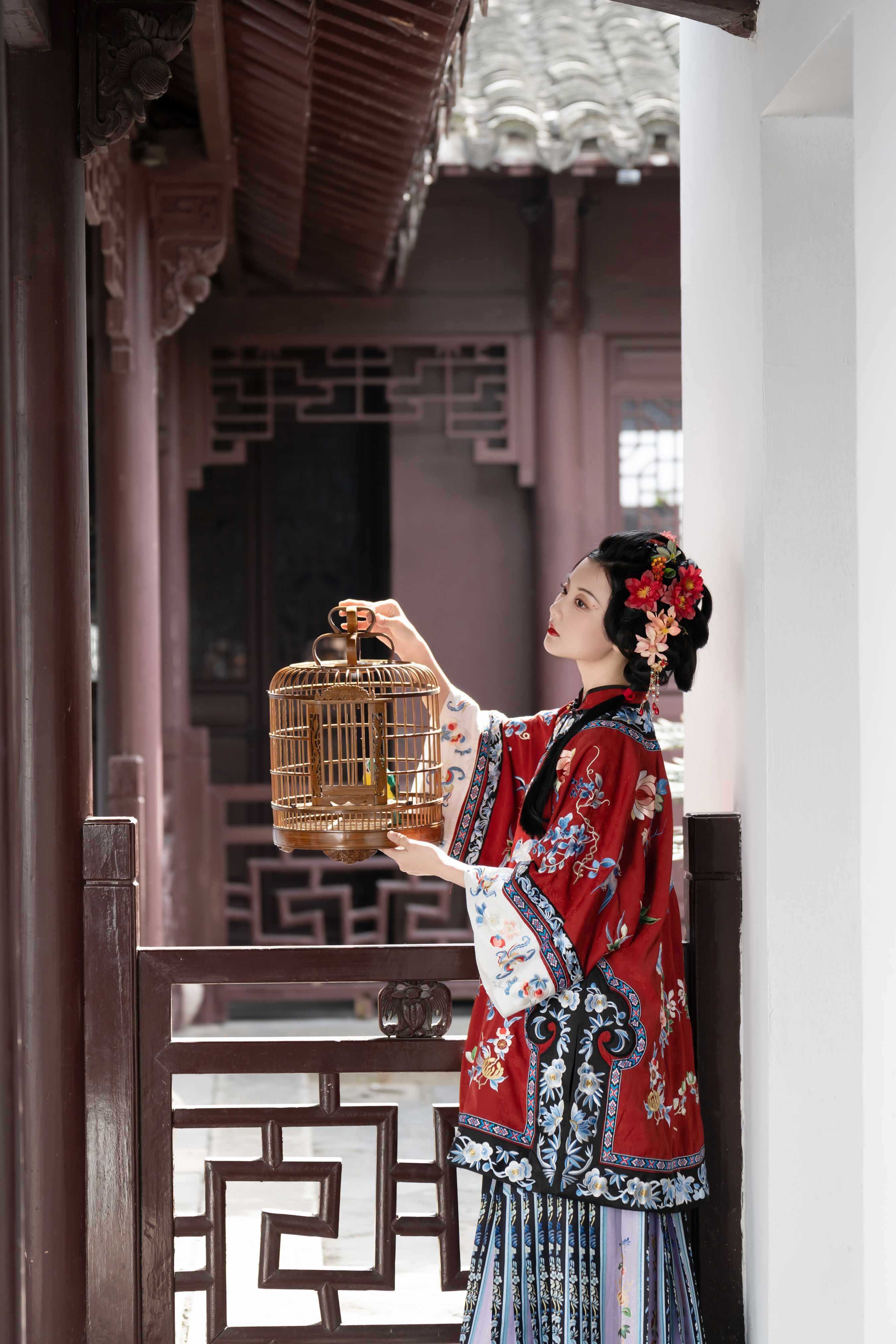 红衣下的她