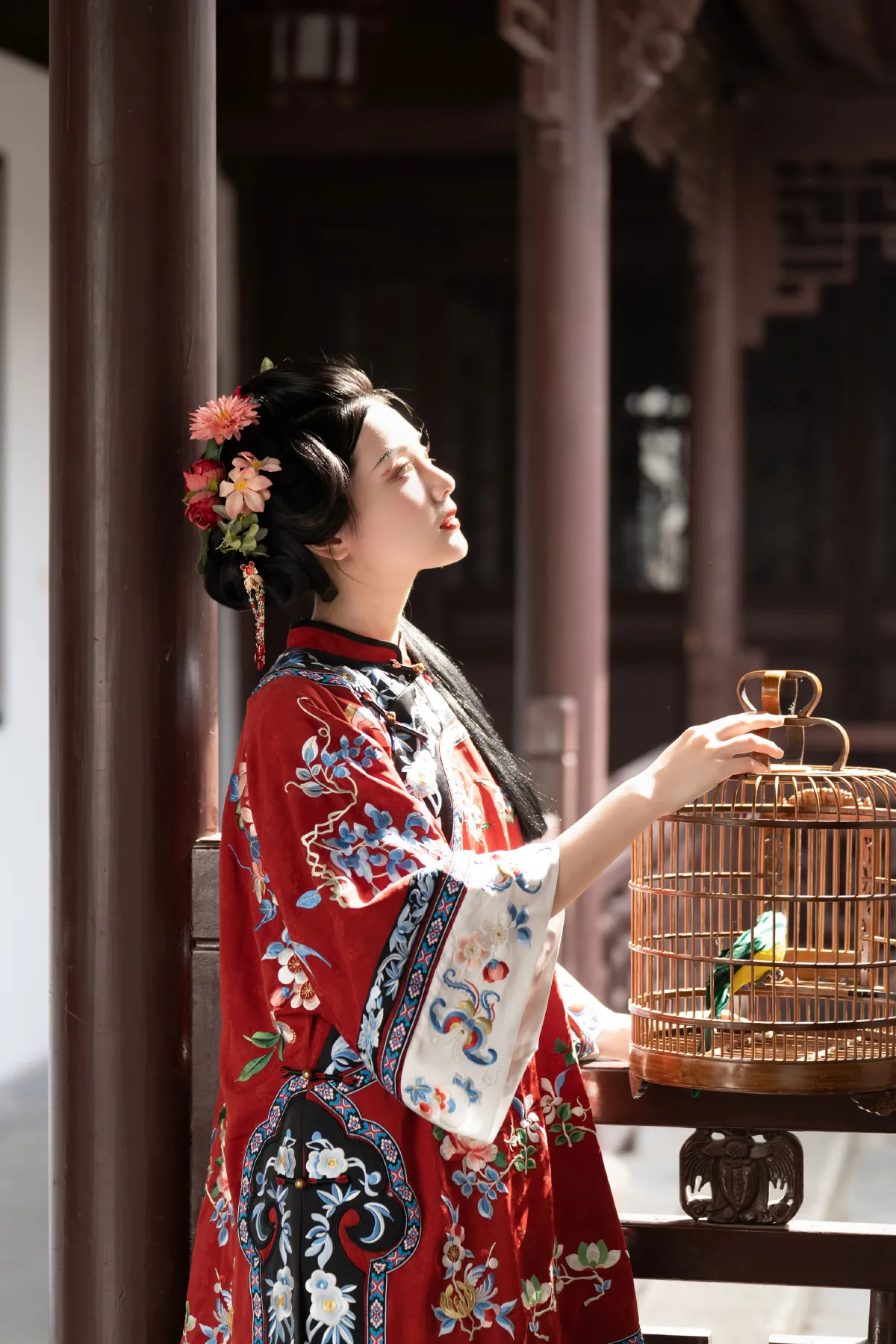 红衣下的她