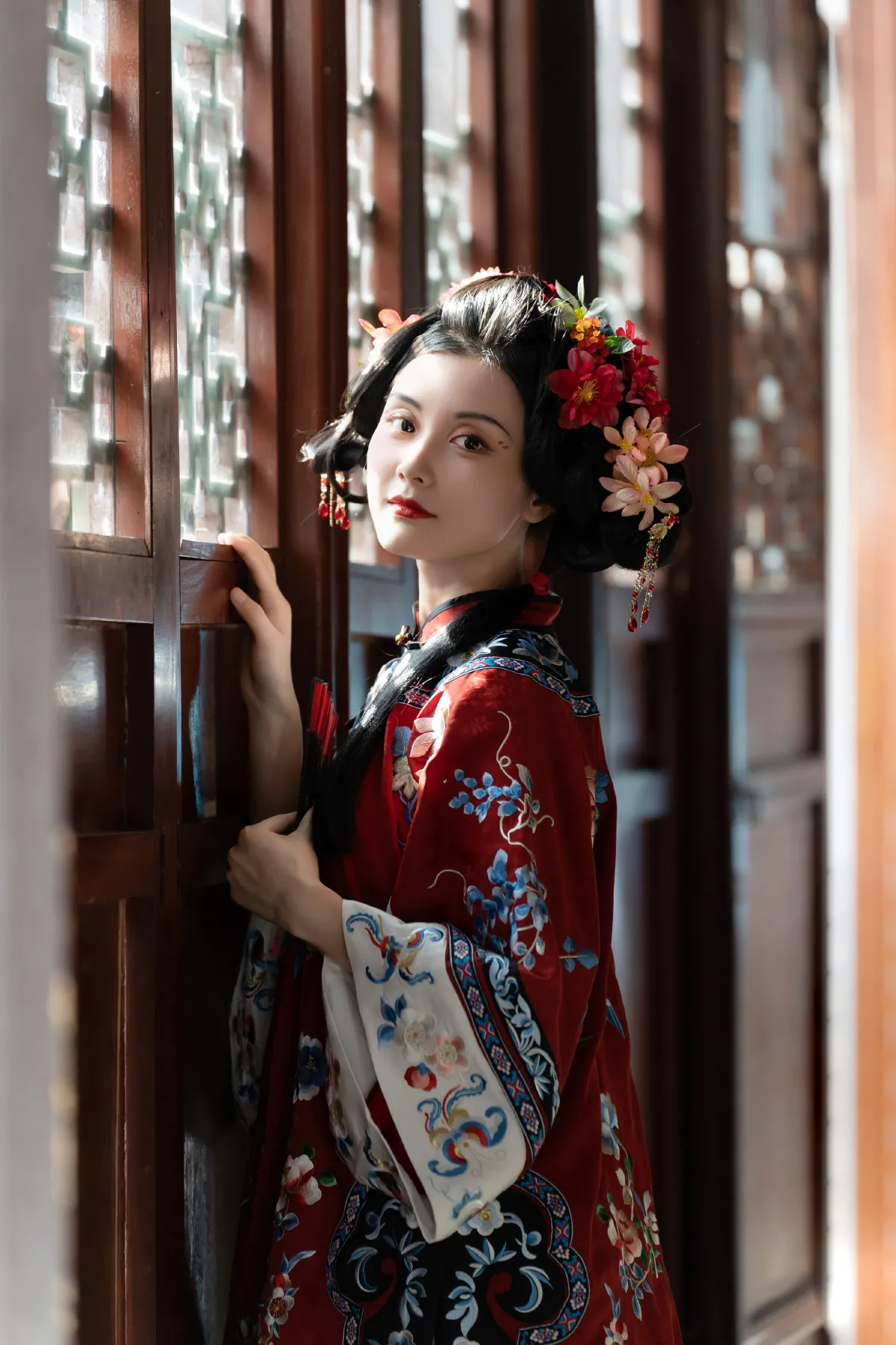 红衣下的她