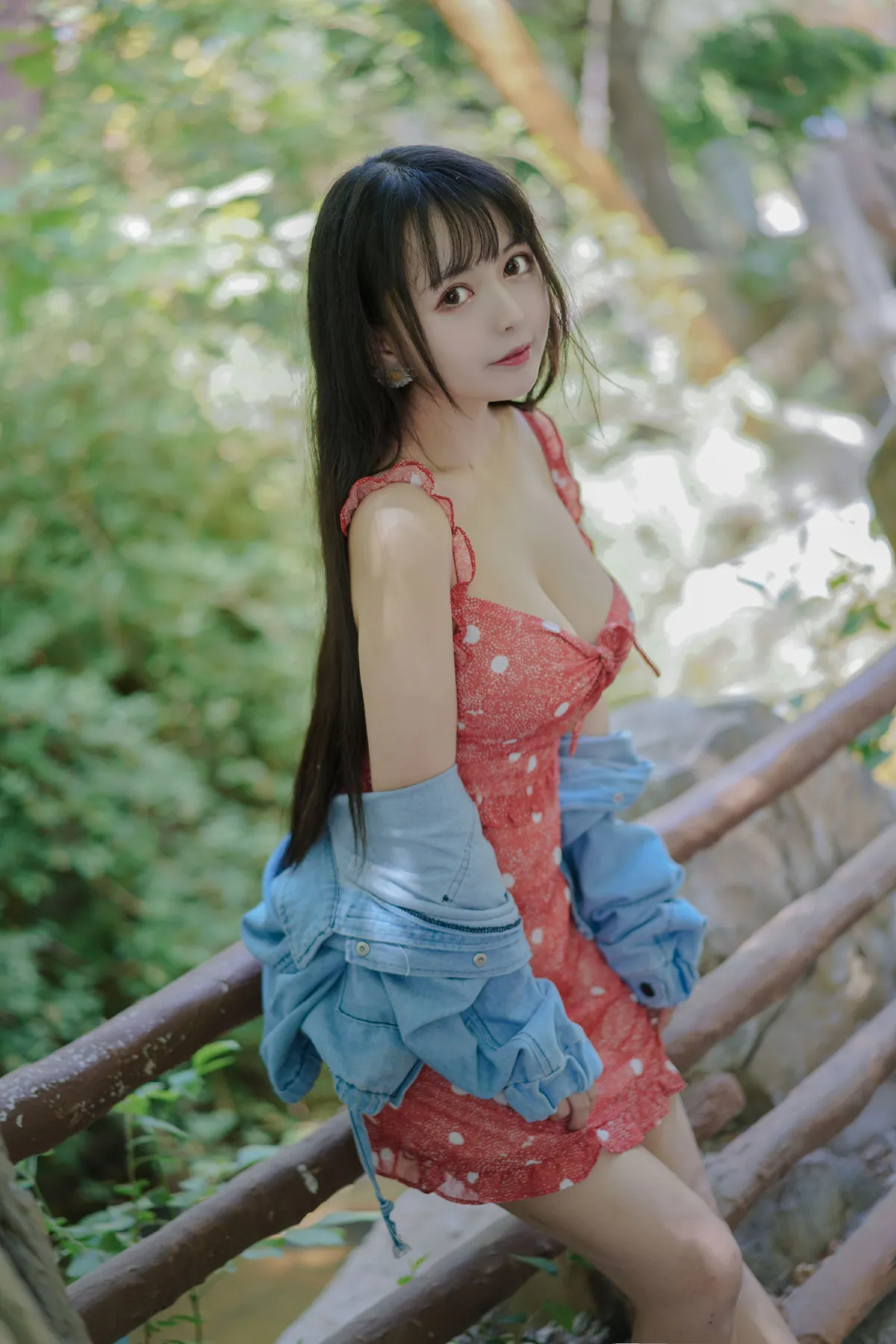 红裙女孩
