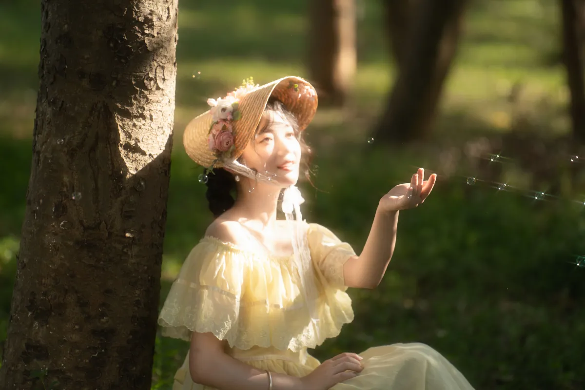 光落在她身上