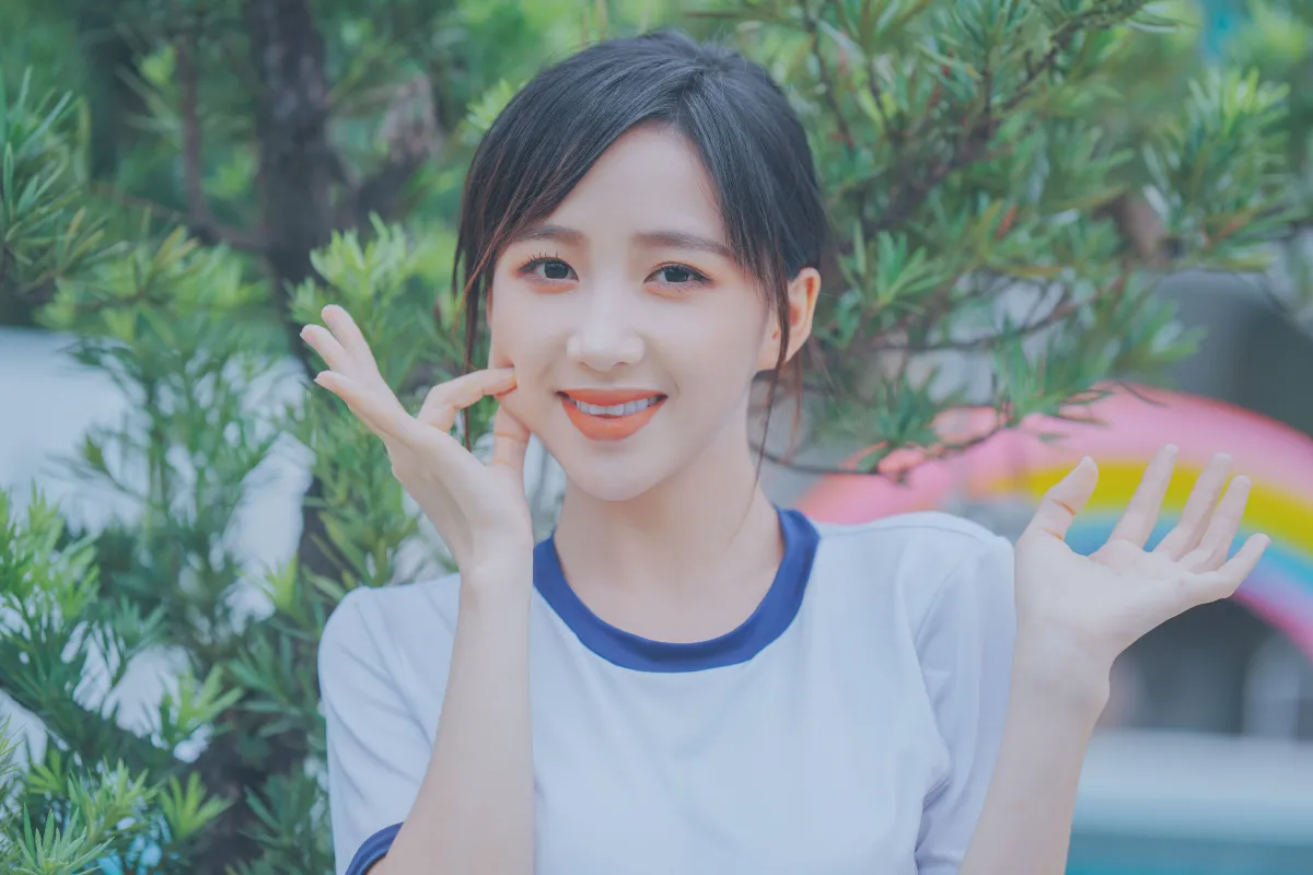 夏日泳池的苏苏